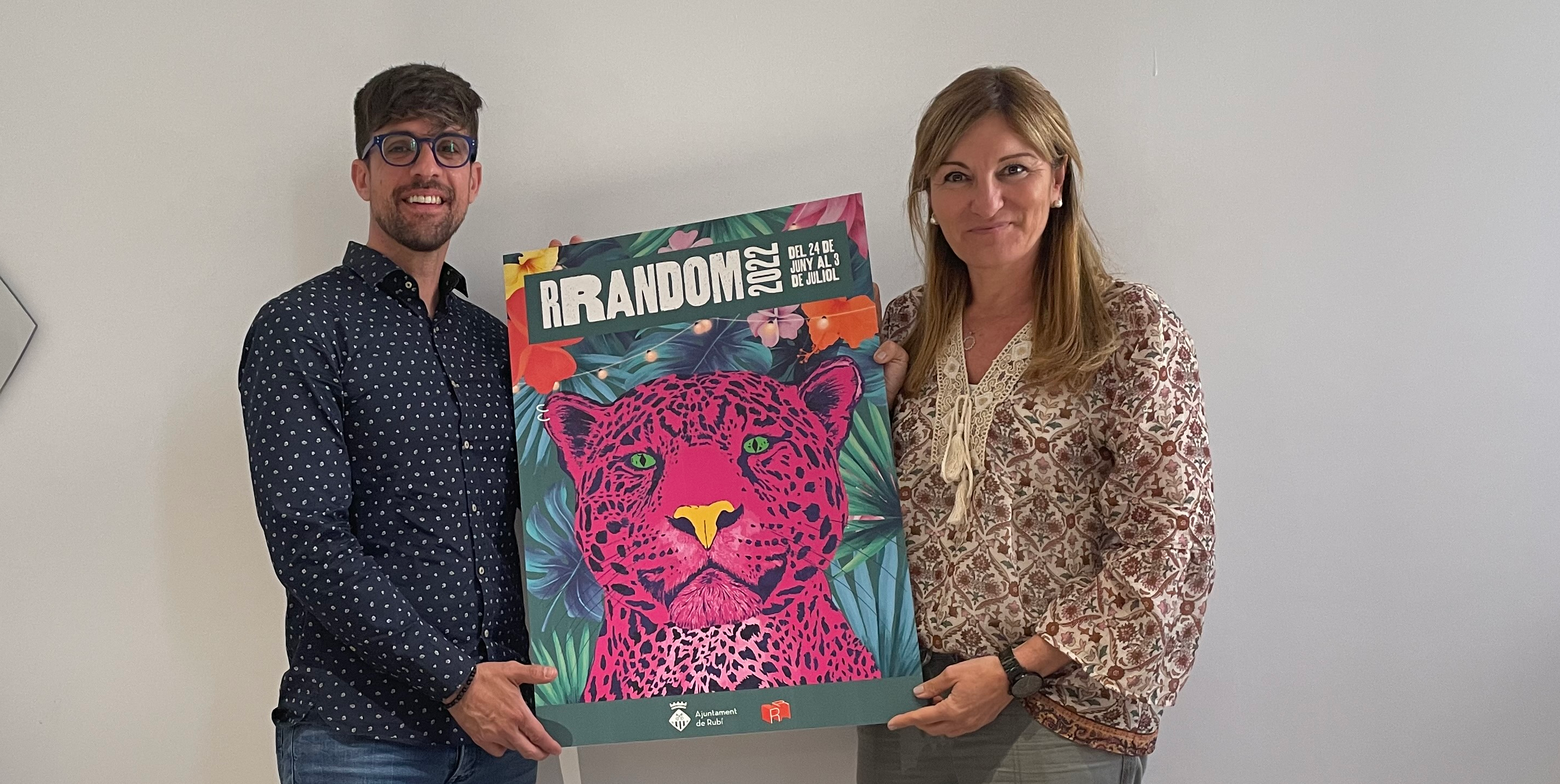 L'alcaldessa de Rubí i el regidor de Cultura amb el nou cartell del festival RRandom. FOTO: NHS L'alcaldessa de Rubí i el regidor de Cultura amb el nou cartell del festival RRandom. FOTO: NHS