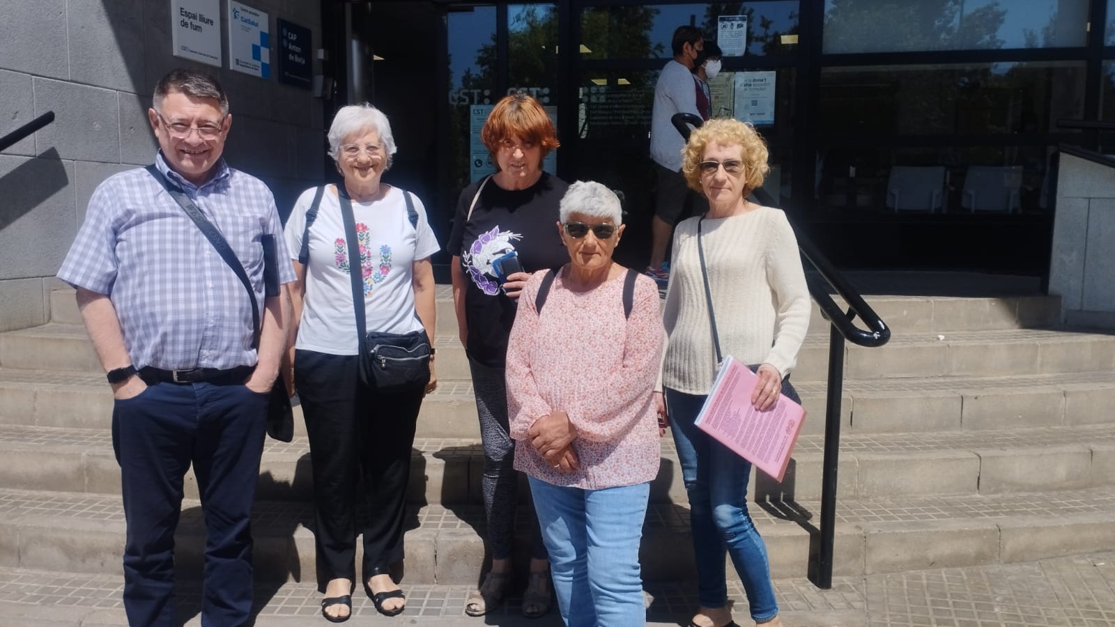 Membres de Rubí Sanitat davant del CAP Anton de Borja. FOTO: Ràdio Rubí