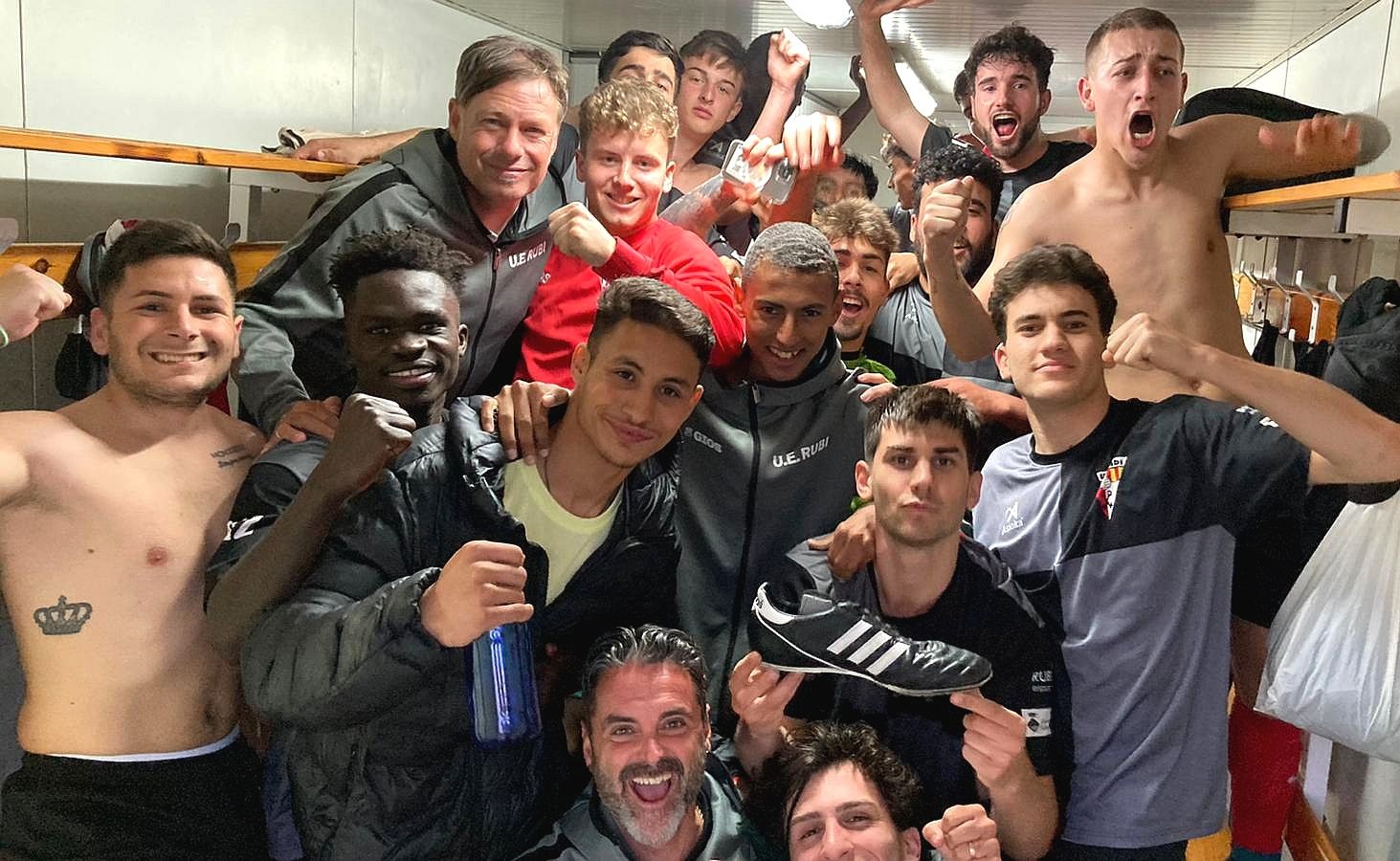 L'equip de la UE Rubí B celebra el triomf davant el Matadepera. FOTO: Cedida