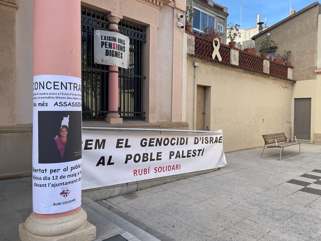 Pancartes a la plaça de l'Ajuntament per la mort de periodista palestina Shireen Abu Akleh. FOTO: NHS Pancartes a la plaça de l'Ajuntament per la mort de periodista palestina Shireen Abu Akleh. FOTO: NHS
