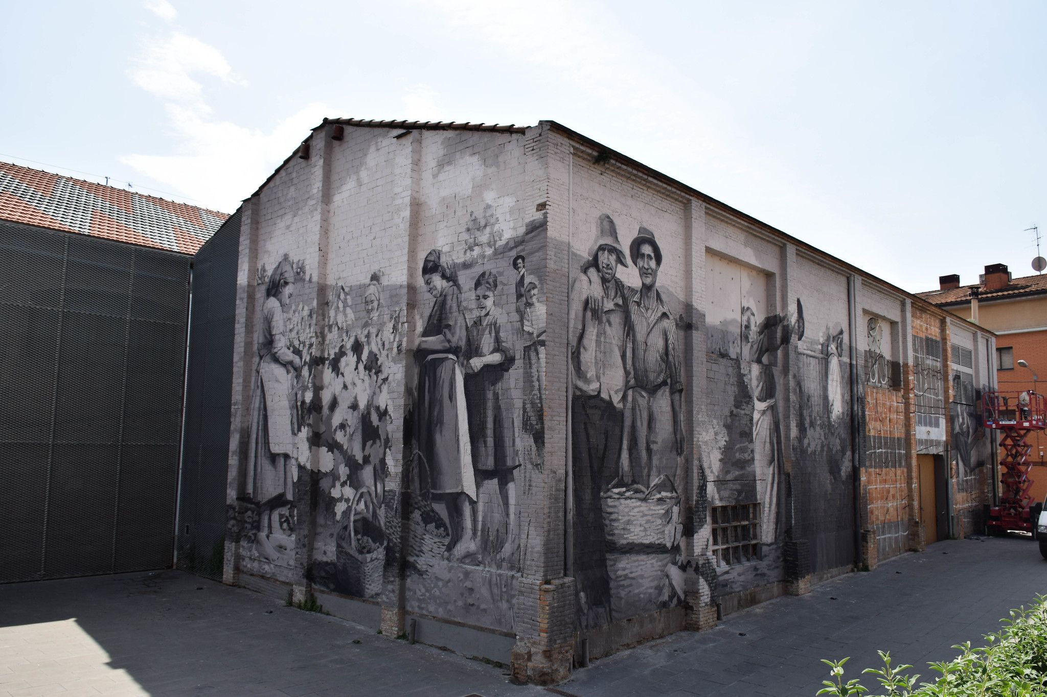 Mural d'Elisa Capdevila sobre les dones i els homes de la vinya a la façana del Celler. FOTO: 