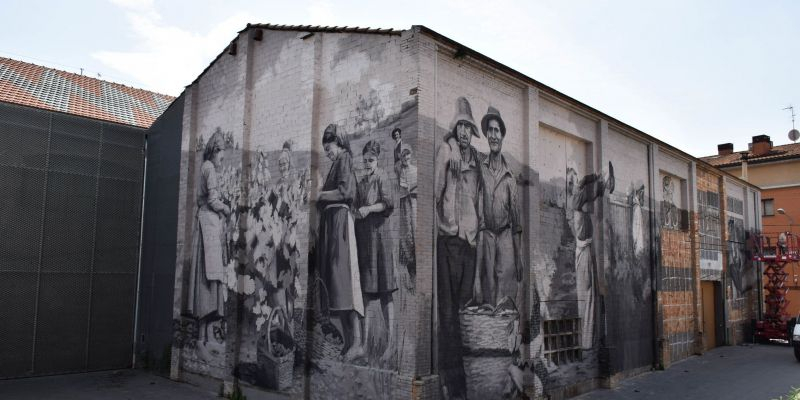 Nou mural d'Elisa Capdevila sobre les dones i els homes de la vinya a la façana del Celler, pintat recentment en el marc de la Color Week. FOTO: 