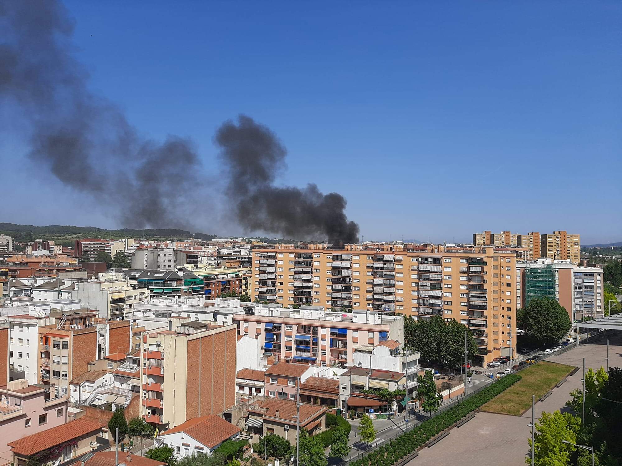 Columna de fum que ha provocat l'incendi d'un vehicle de la neteja al carrer de Lumière. FOTO: Cedida/Carmen