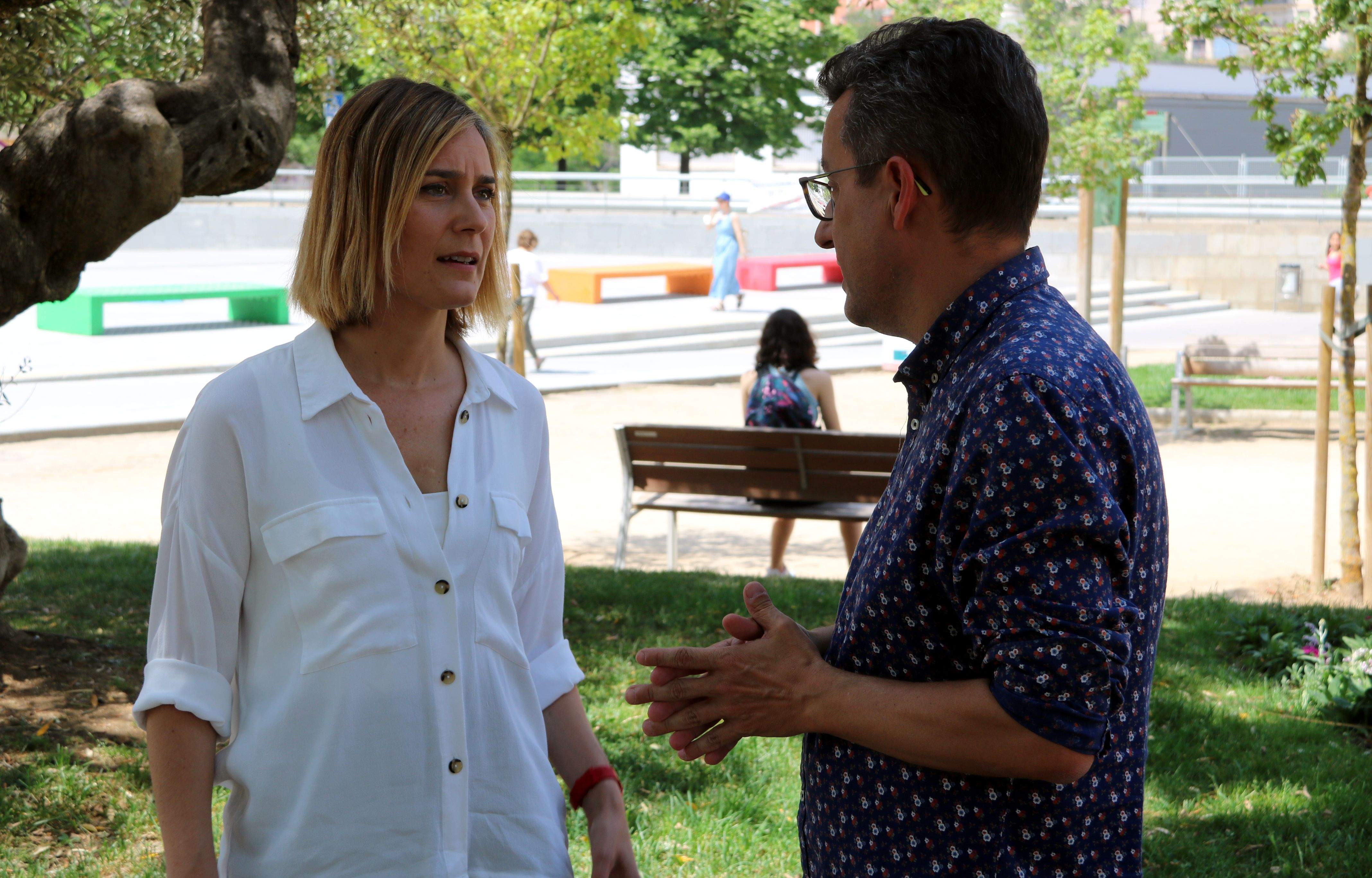 Jéssica Albiach amb el portaveu dels comuns a Rubí, Andrés Medrano. FOTO: Àlex Recolons