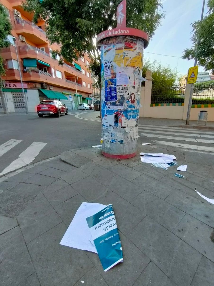 El cartell sobre el debat constituent llençat a terra. FOTO: Cedida