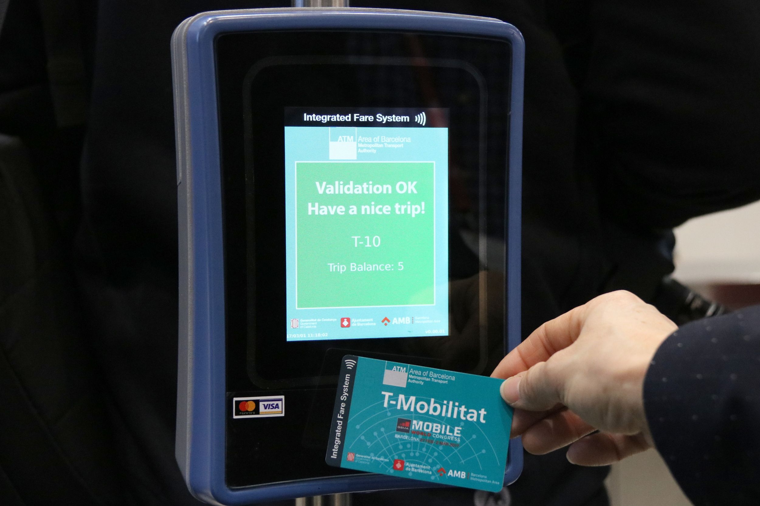 Una T-Mobilitat passant pel lector de les màquines validadores que s'instal·laran als autobusos. FOTO: Gemma Sánchez (ACN)