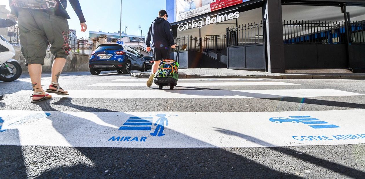 Un dels passos de vianants inclusius que s’han pintat aquesta setmana. FOTO: Ajuntament de Rubí – Localpres