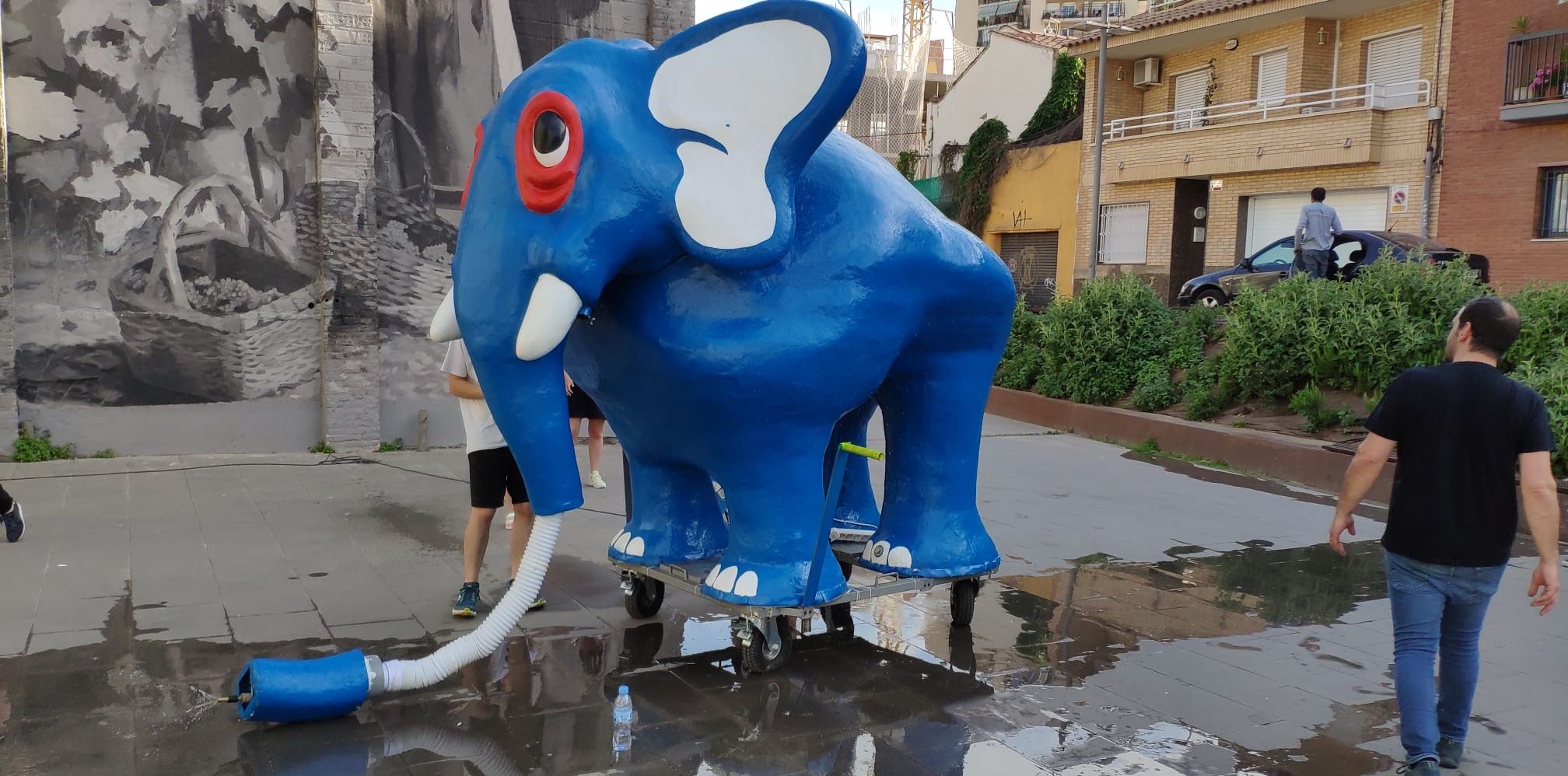 Tasques de manteniment del Bòjum, que tornarà a treure aigua per la trompa amb motiu de la Festa Major de Ca n'Oriol. FOTO: Cedida