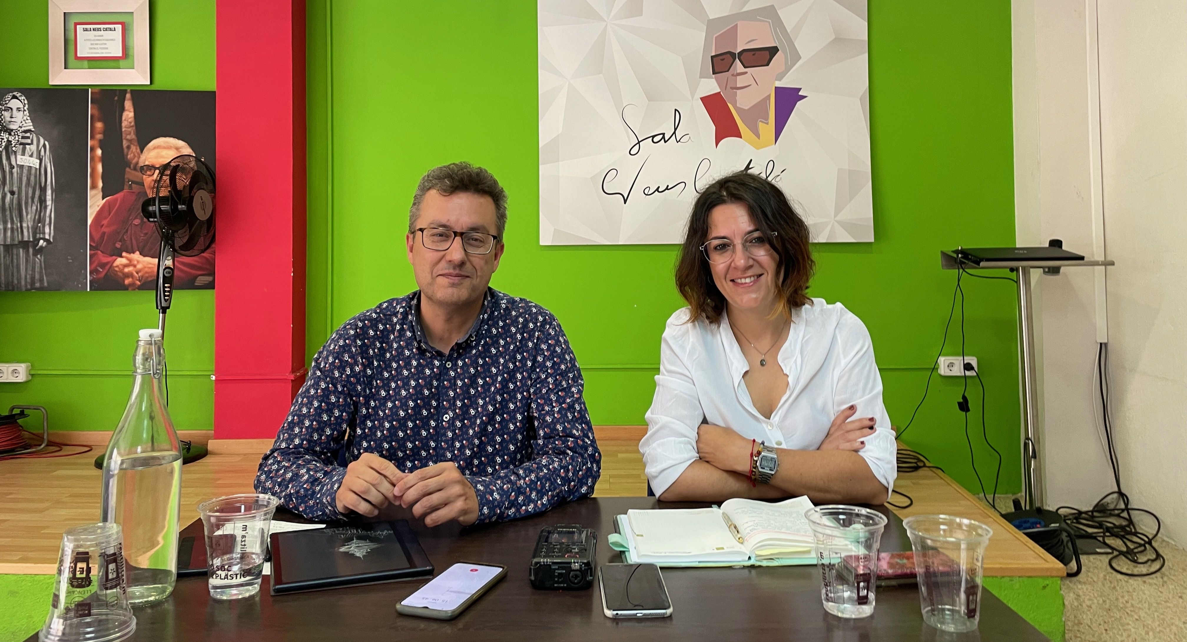 Andrés Medrano i Ànnia García a la sala Neus Català, seu d'En Comú Podem. FOTO: Redacció