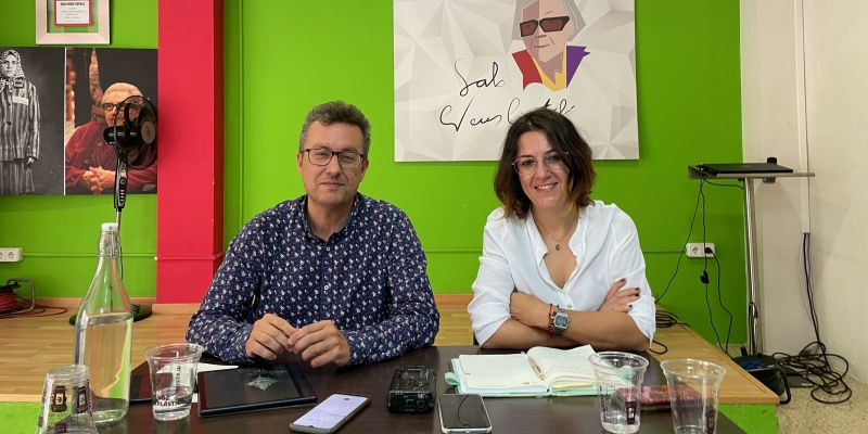 Andrés Medrano i Ànnia García a la sala Neus Català, seu d'En Comú Podem. FOTO: Redacció
