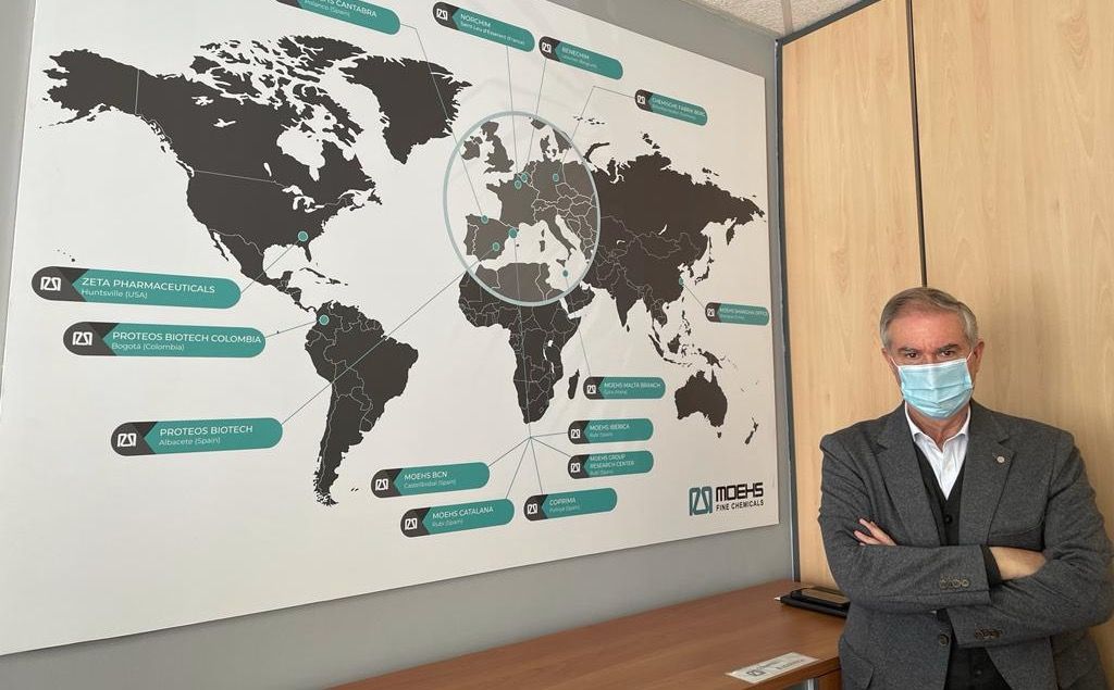 El director general de Moehs amb un mapa on indica les oficines i plantes que té la planta a l'Estat i arreu del món. FOTO: Redacció