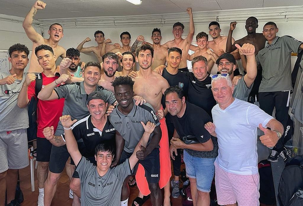 Celebració del filial de la UE Rubí a la final de Can Parellada. FOTO: Cedida