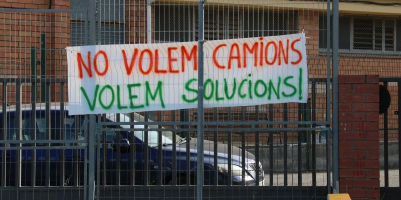 Cartell a l'institut J. V. Foix de Rubí reclamant menys camions. FOTO: Albert Segura (ACN)