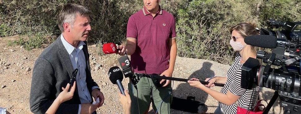 Xavier Corbera, en roda de premsa, al costat de l'entrada del dipòsit de runes de Can Canyadell. FOTO: Redacció