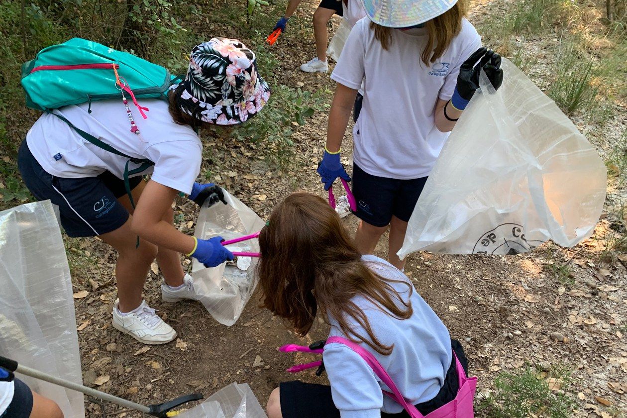 Alumnes en una edició anterior de neteja de l'espai natural de la ciutat. FOTO: Ajuntament de Rubí