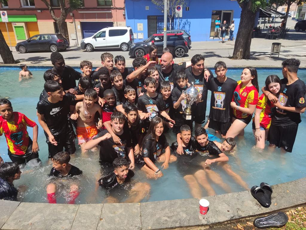 Com mana la tradició al Veinti, jugadors i aficionats van celebrar la consecució del títol de lliga i l'ascens a la font situada al Pla dels Segadors. FOTO: Cedida