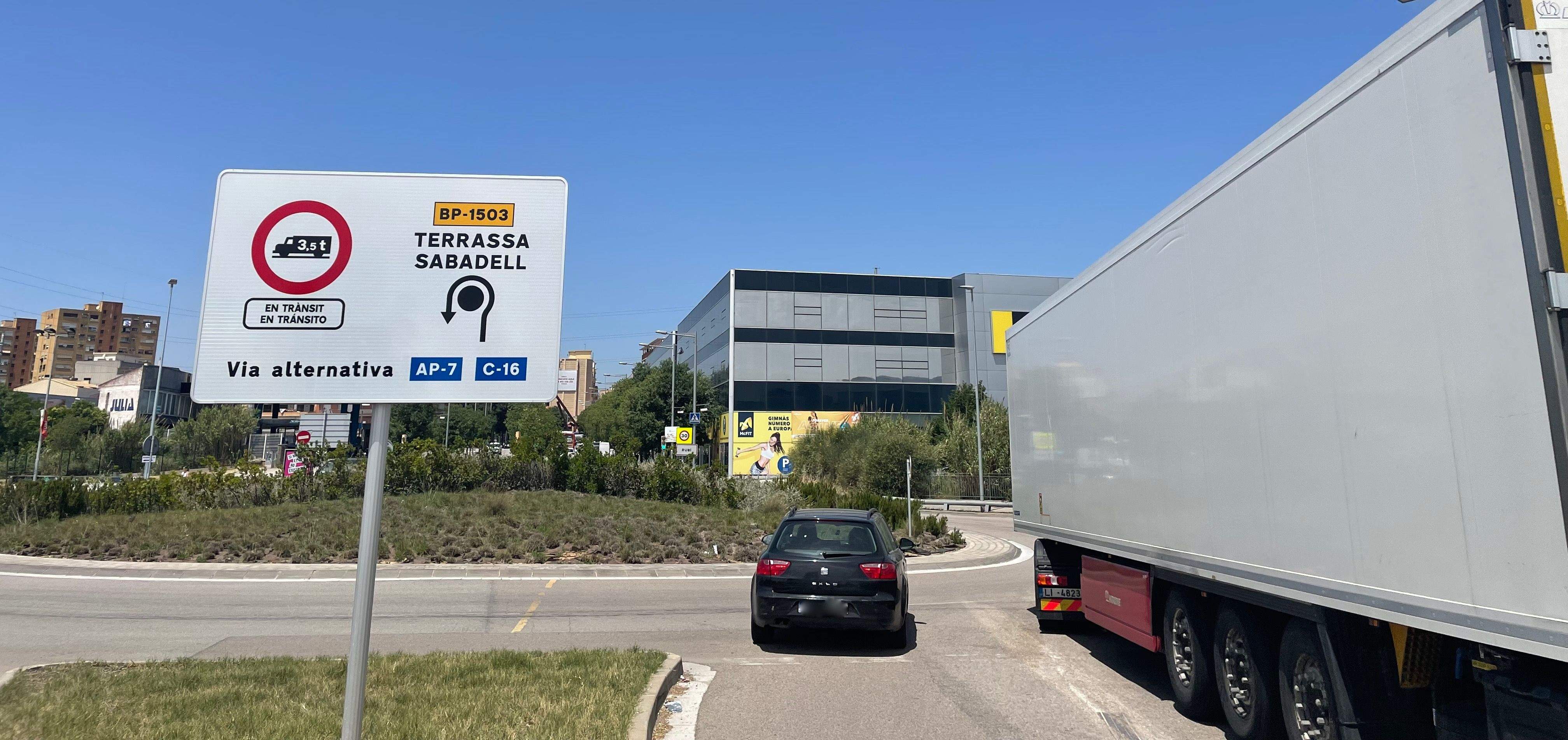 Es restringeix el pas de camions pesants a l'avinguda de l'Estatut. FOTO: NHS