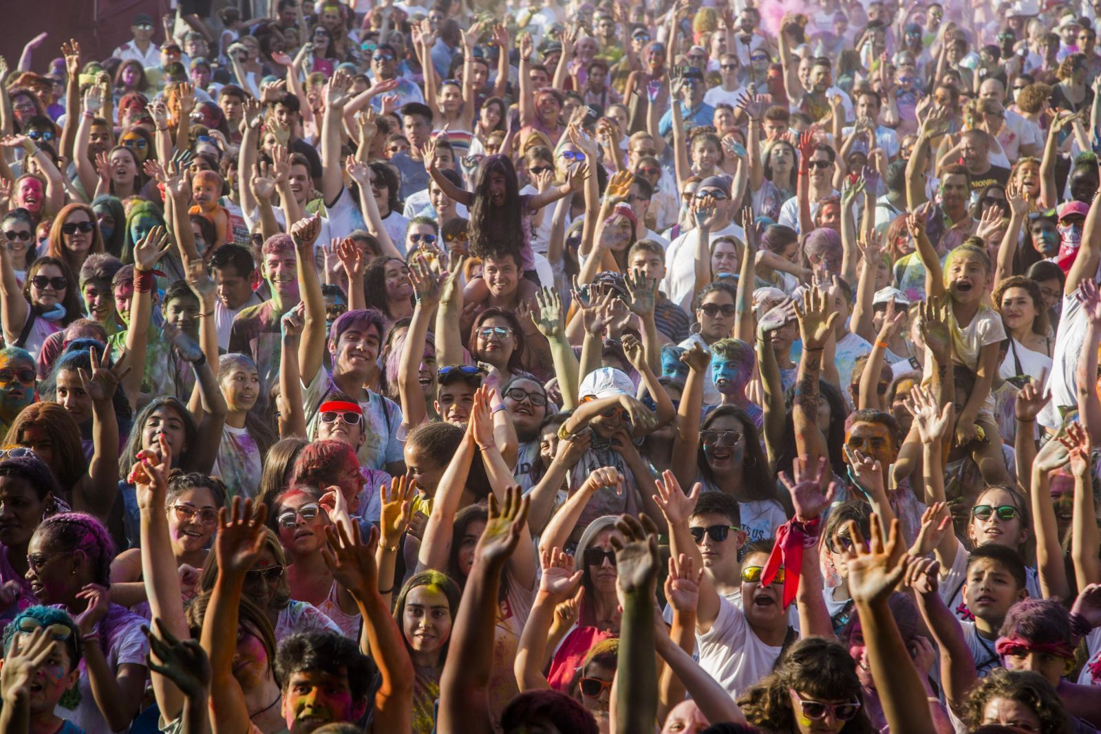 Una festa Holi Dolly durant una edició de la Festa Major de Rubí anterior a la pandèmia. FOTO: Àngel Bravo