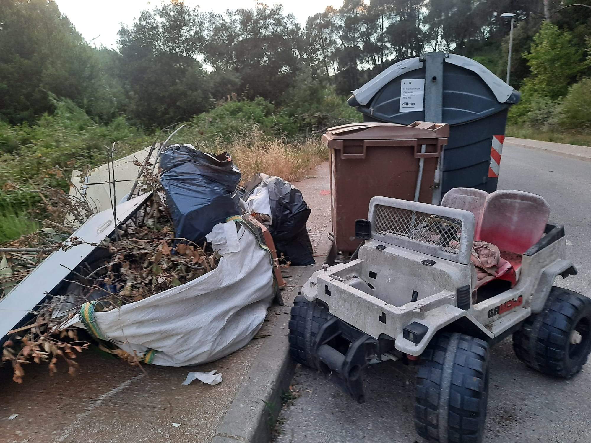 Deixalles al voltant d'un contenidor a Sant Muç. Cedida Deixalles al voltant d'un contenidor a Sant Muç. Cedida