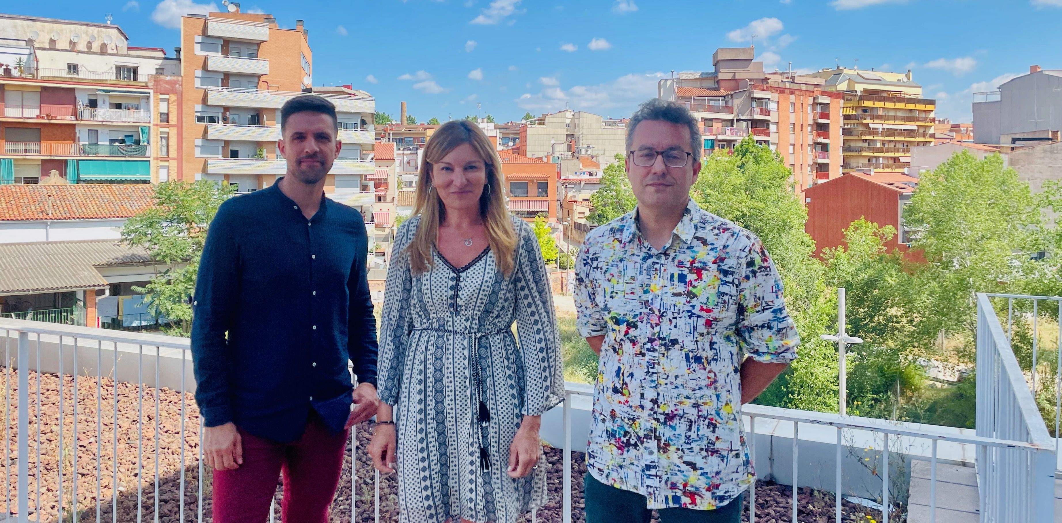 L'alcaldessa de Rubí, Ana María Martínez, amb el regidor de Medi Ambient, Andrés Medrano, i Moisés Rodríguez, portaveu del grup municipal socialista. FOTO: NHS
