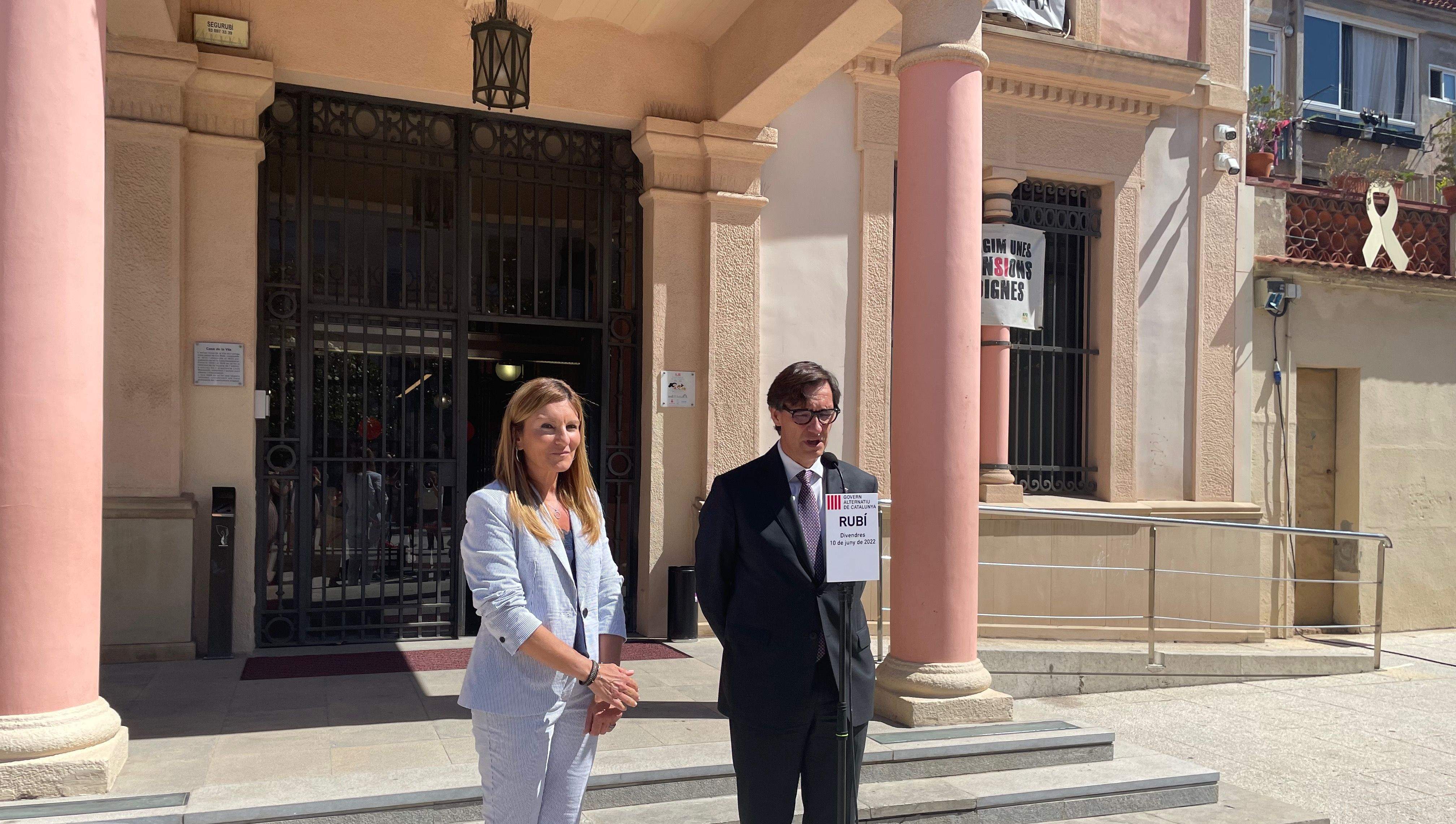 Salvador Illa i l'alcaldessa de Rubí, aquest divendres al matí. FOTO: NHS