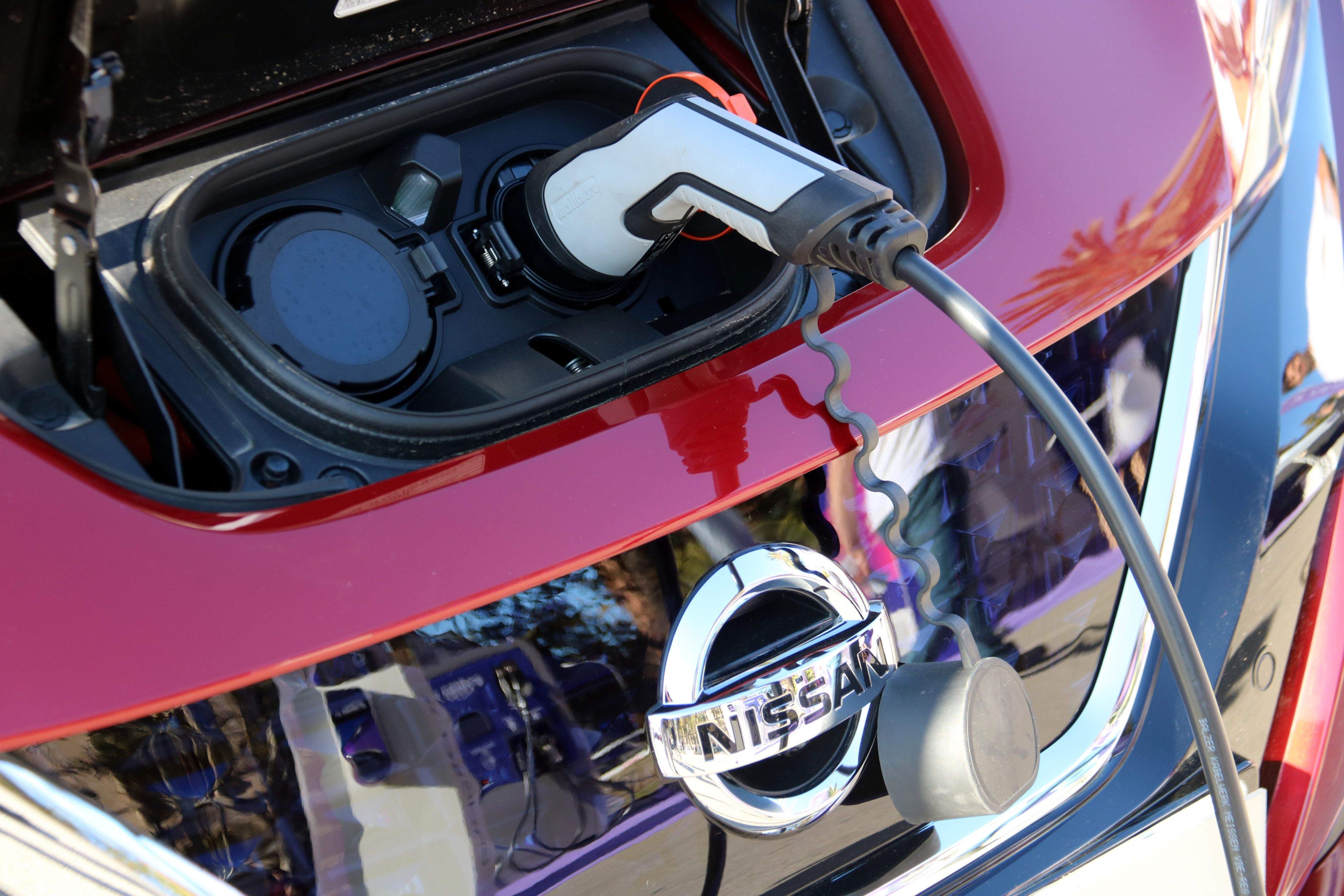 Detall d'un cotxe elèctric en un punt de recàrrega. FOTO: Estefania Escolà (ACN)