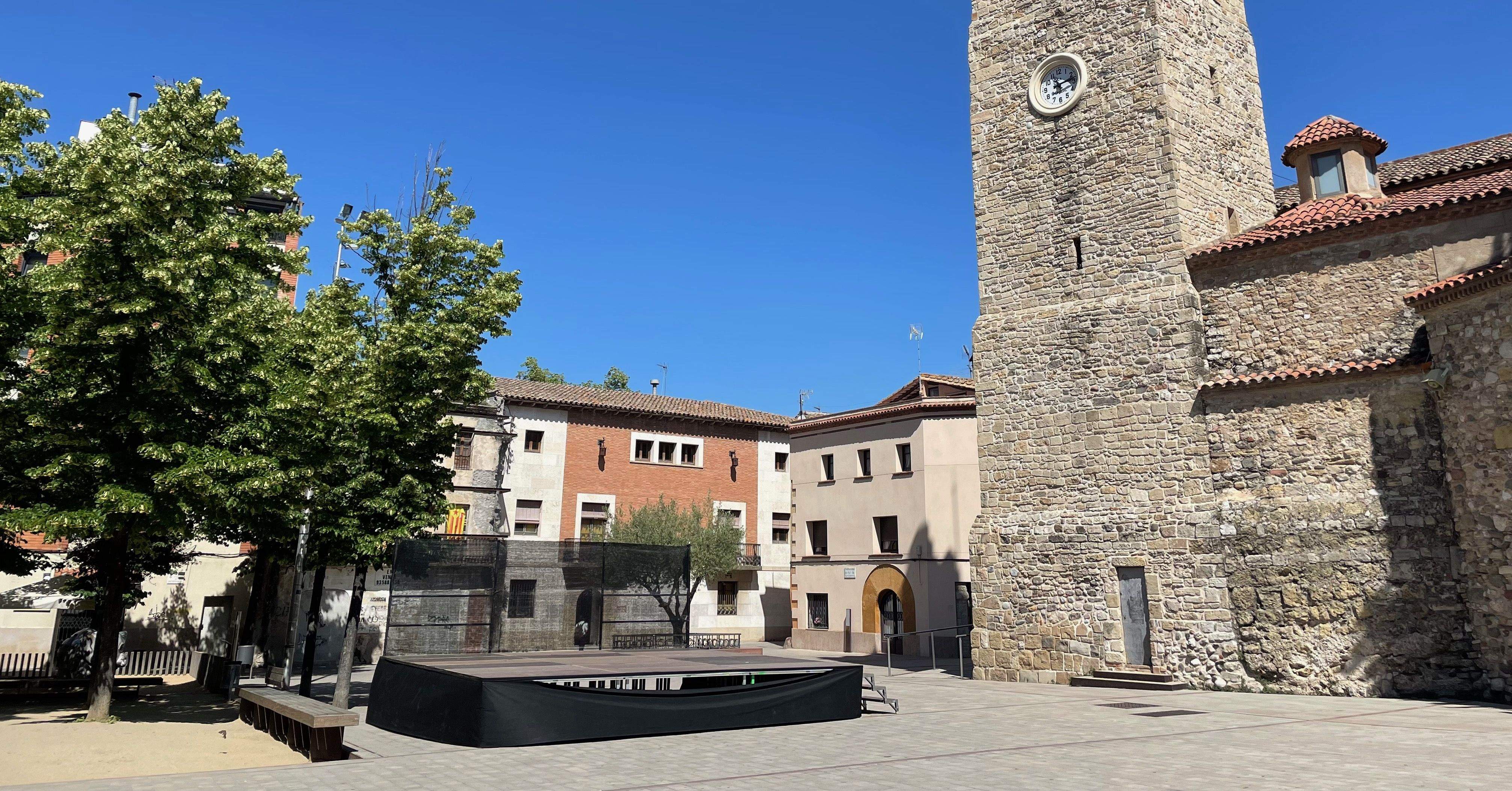 L'escenari muntat a la plaça del Dr. Guardiet per als espectacles que tindran lloc aquest cap de setmana. FOTO: NHS