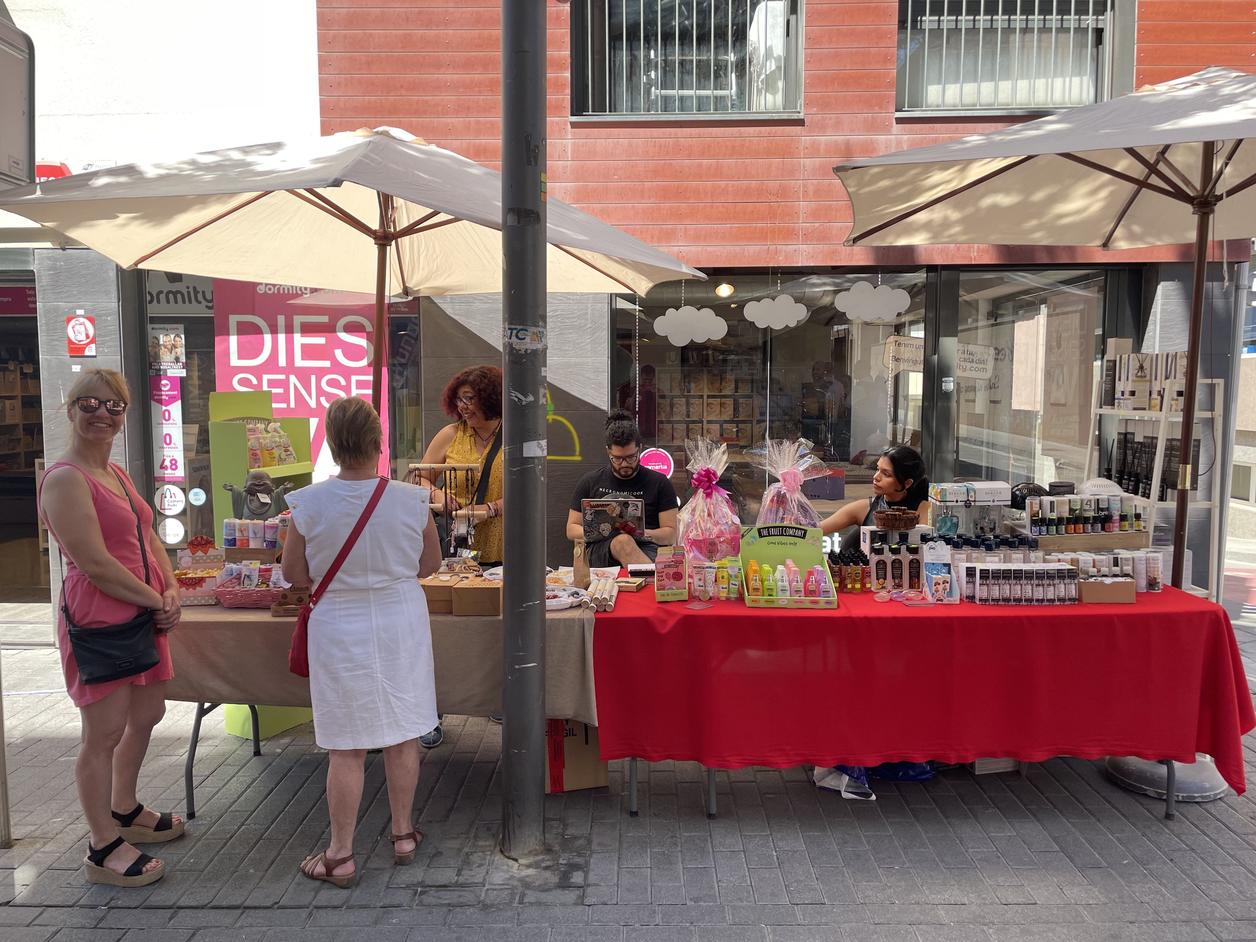 Rubí gaudeix d'una nova edició de la Botiga al Carrer. FOTO: Arnau Martínez