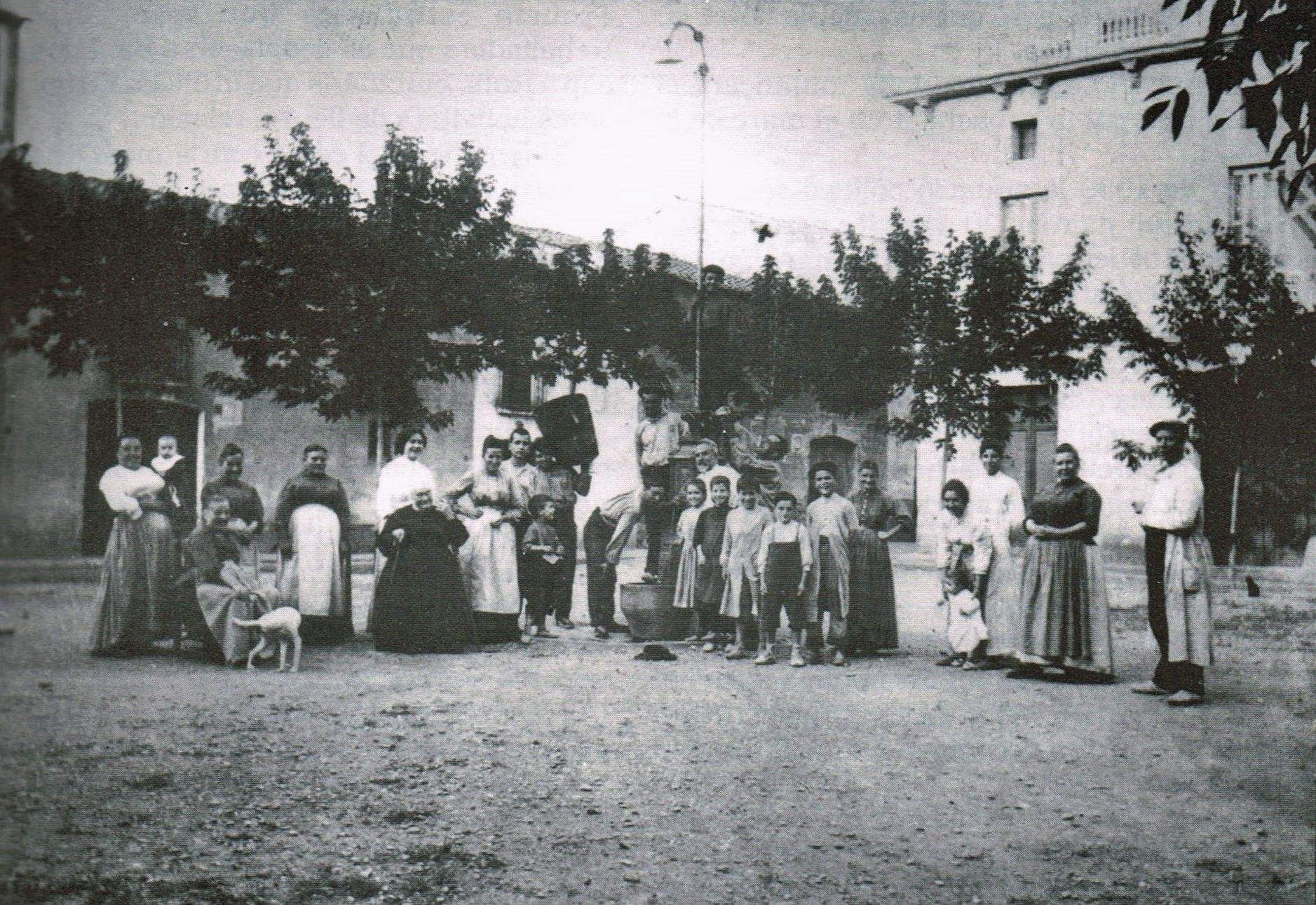 La plaça d’Anselm Clavé era anomenada popularment "plaça de l'Aurora". FOTO: Arxiu Roset/autoria desconeguda