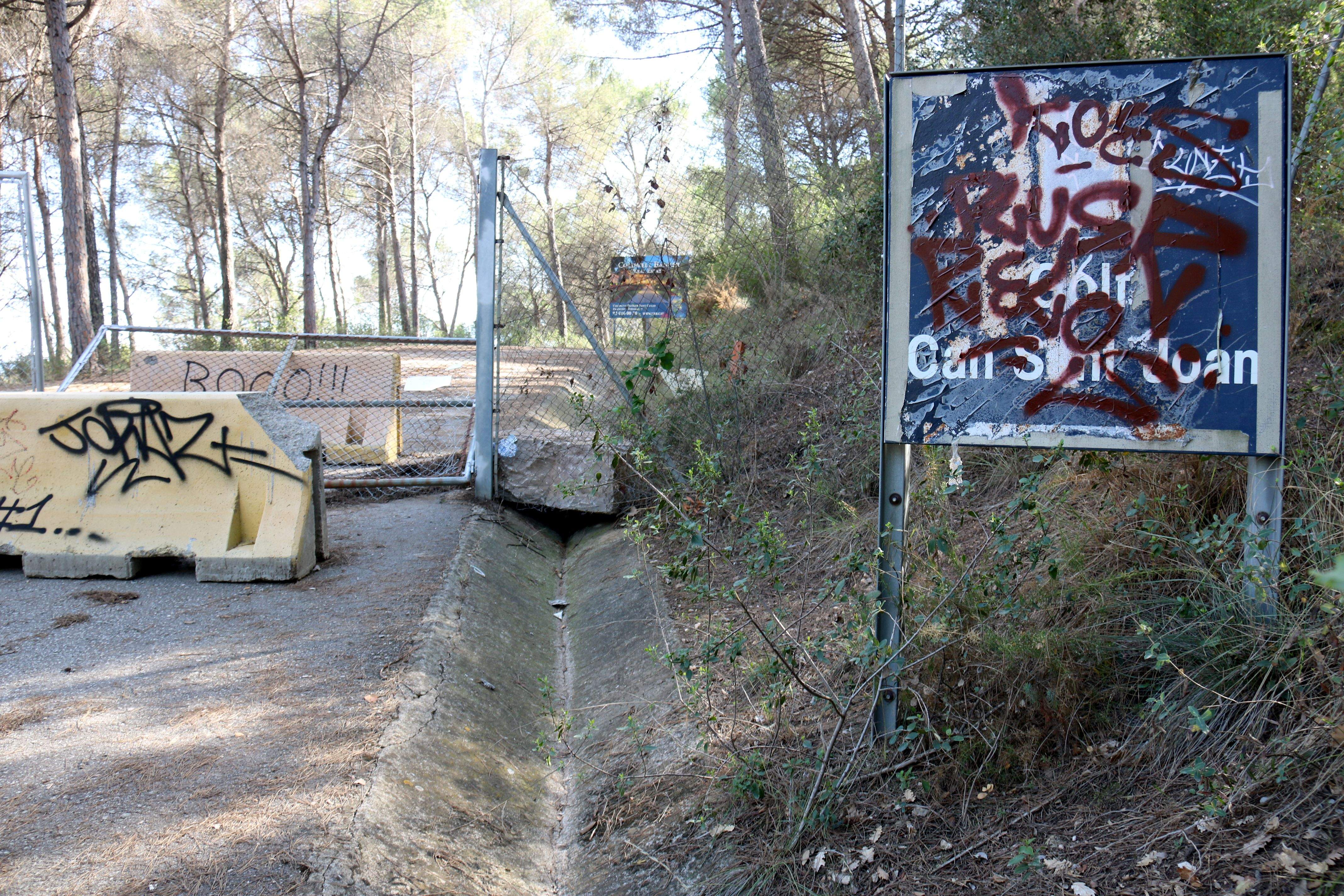 Entrada a l'antic camp de golf de Can Sant Joan des de Sant Cugat. FOTO: Albert Segura (ACN)