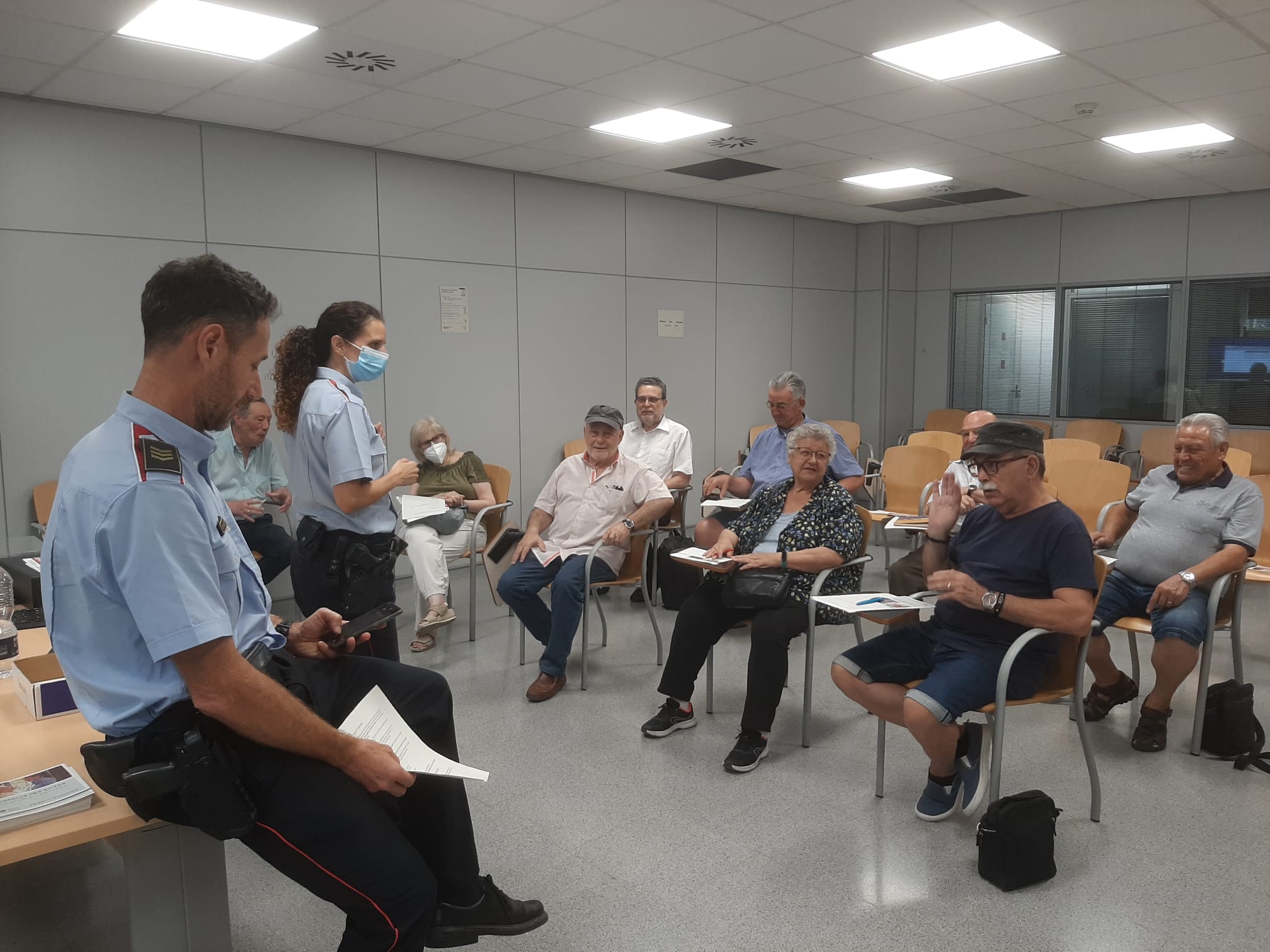 Xerrada dels Mossos de la comissaria de Rubí a membres del Consell de la Gent Gran. FOTO: Cedida
