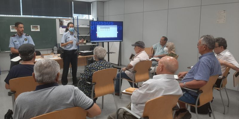 Xerrada dels agents de Mossos d'Esquadra a membres del Consell de la Gent Gran aquest dimecres. FOTO: Cedida Xerrada dels agents de Mossos d'Esquadra a membres del Consell de la Gent Gran aquest dimecres. FOTO: Cedida