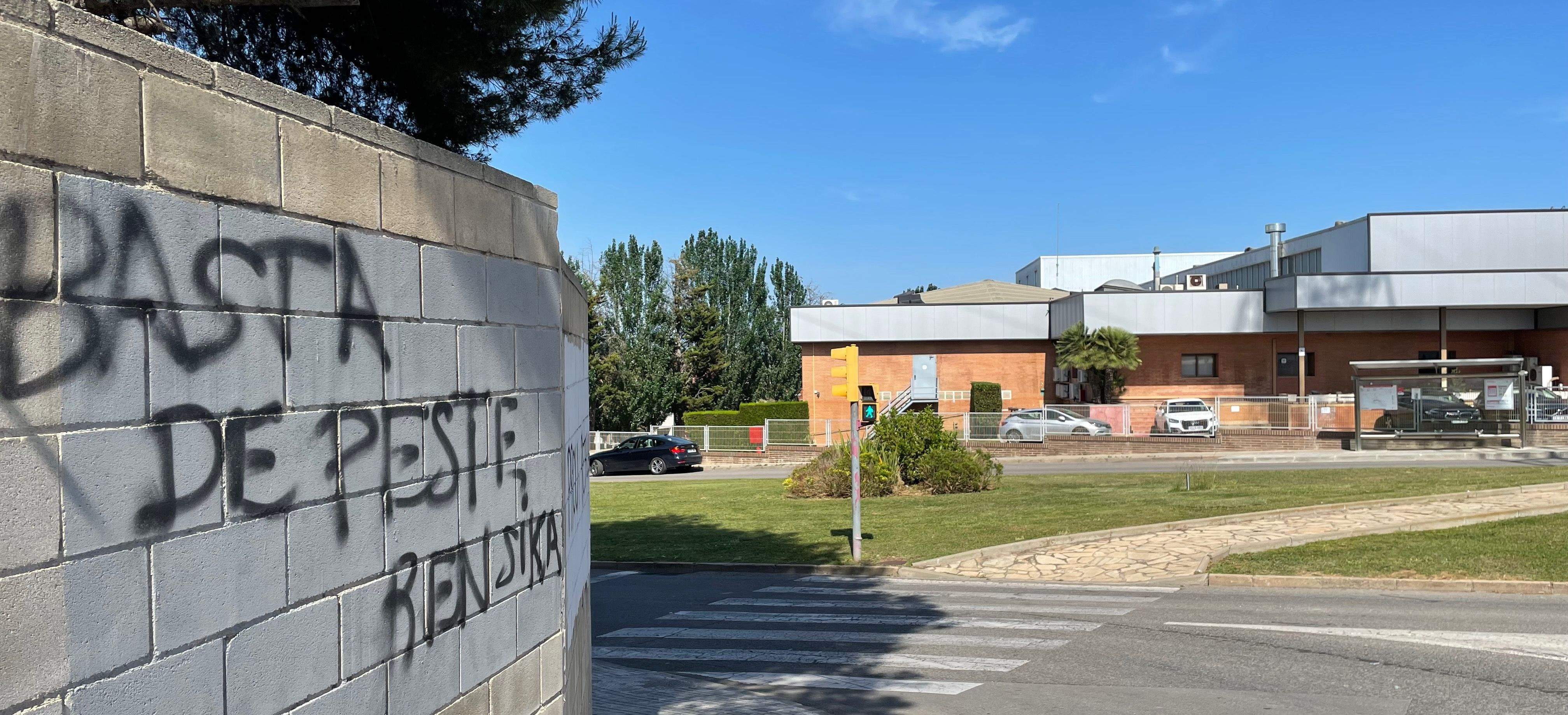Pintades a l'entorn de la fàbrica Rensika, de la qual es queixen els veïns per les males olors. FOTO: NHS Pintades a l'entorn de la fàbrica Rensika, de la qual es queixen els veïns per les males olors. FOTO: NHS