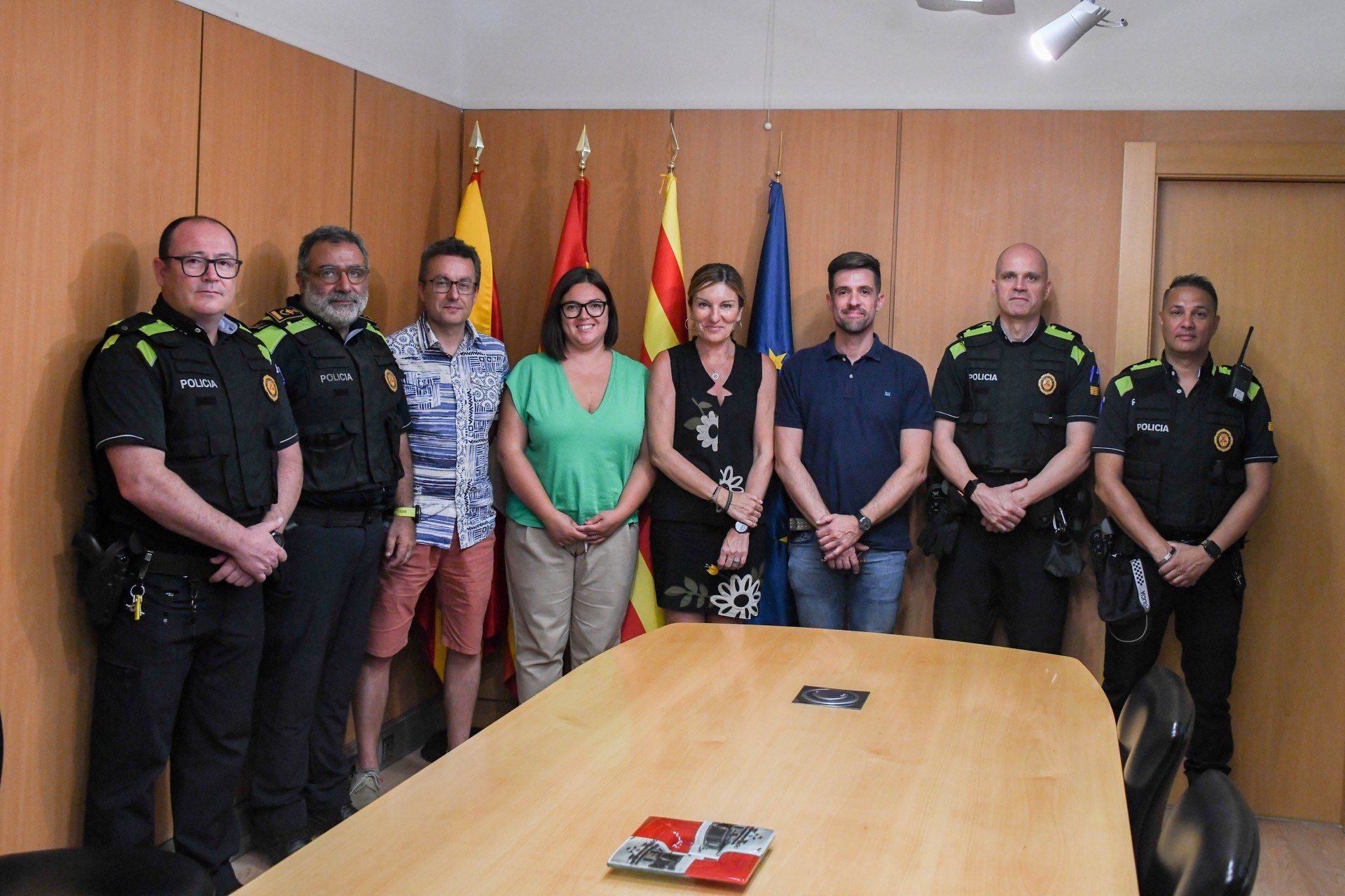Els 4 nous agents de policia de la ciutat amb representants institucionals. FOTO: Ajuntament-Localpres