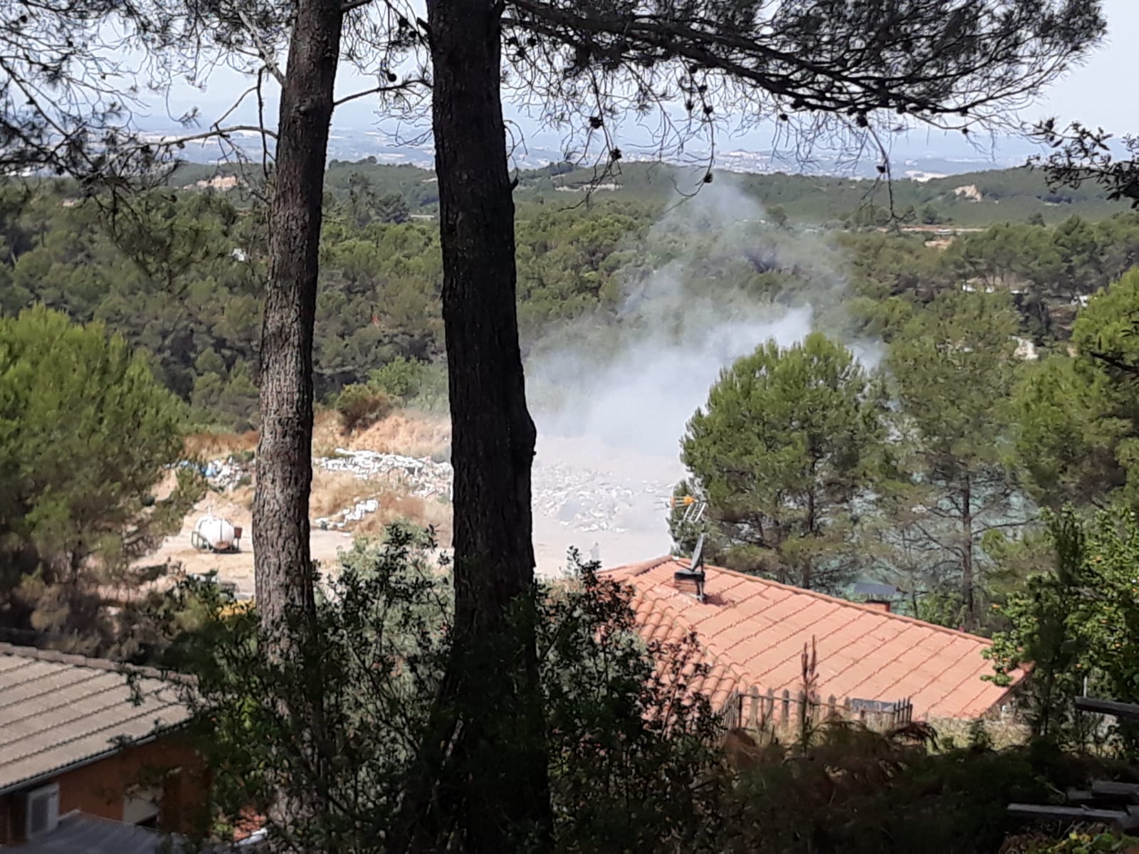 Una columna de fum procedent de l'interior de l'abocador La Nou ha alertat els veïns de la zona. FOTO: Cedida