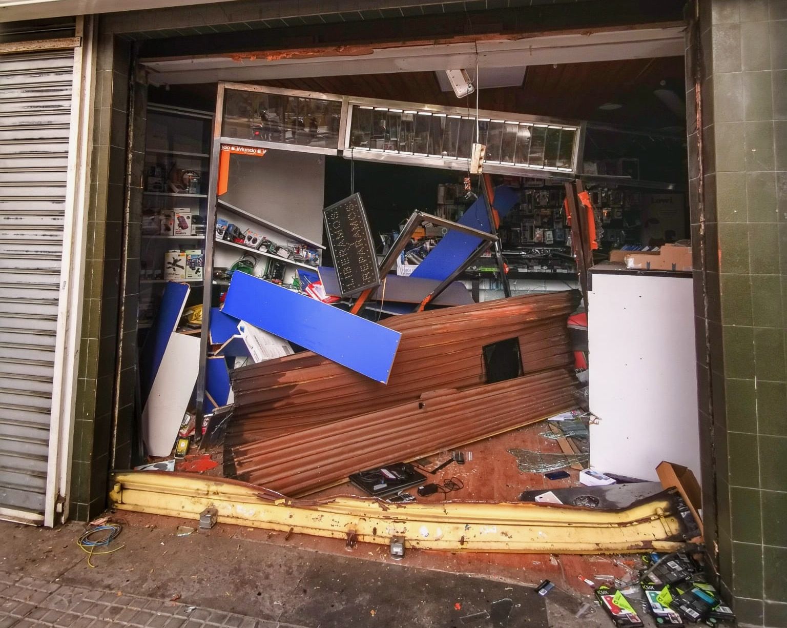 Així ha quedat la façana de la botiga de mòbils on s'ha produït l'encastament. FOTO: Cedida