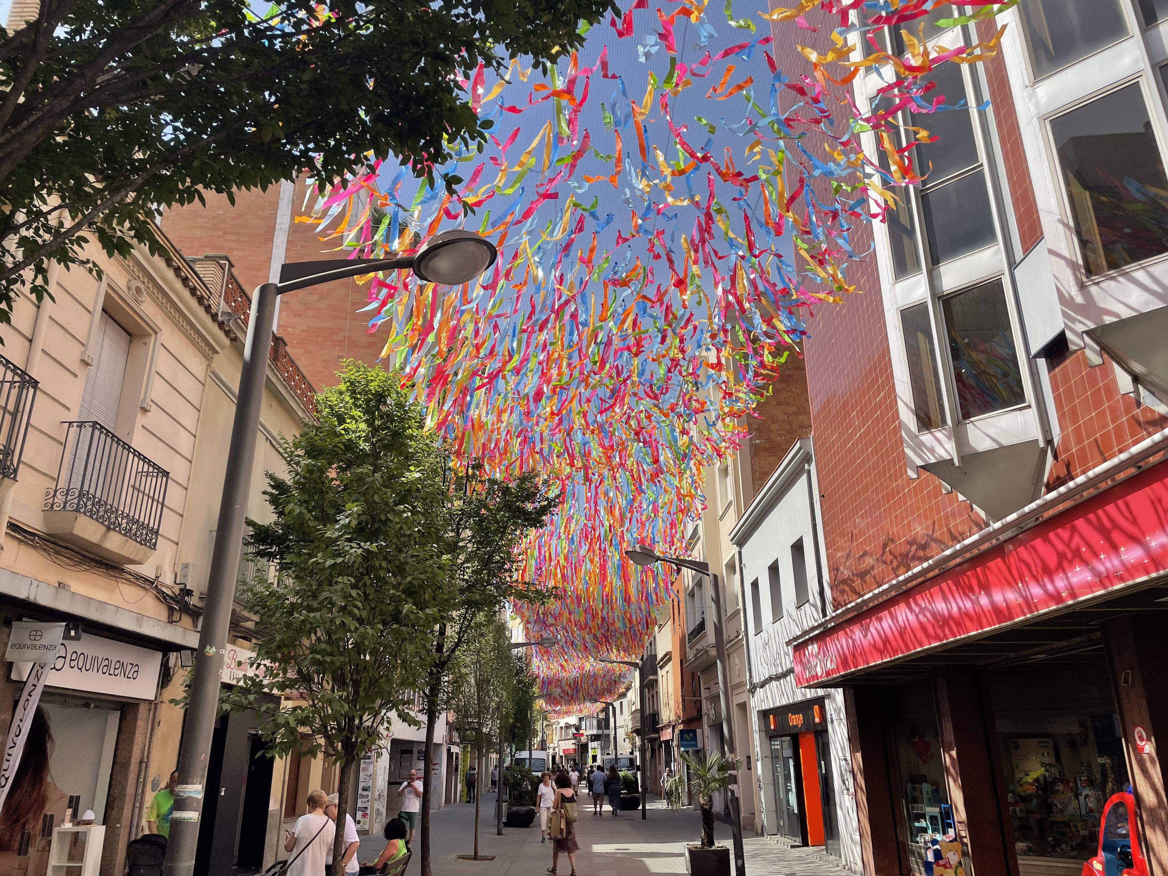Tires de colors pengen al passeig Francesc Macià. FOTO: NHS