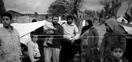 Una família de refugiats prop del camp de Moria, a Lesbos (Grècia). FOTO: ACN