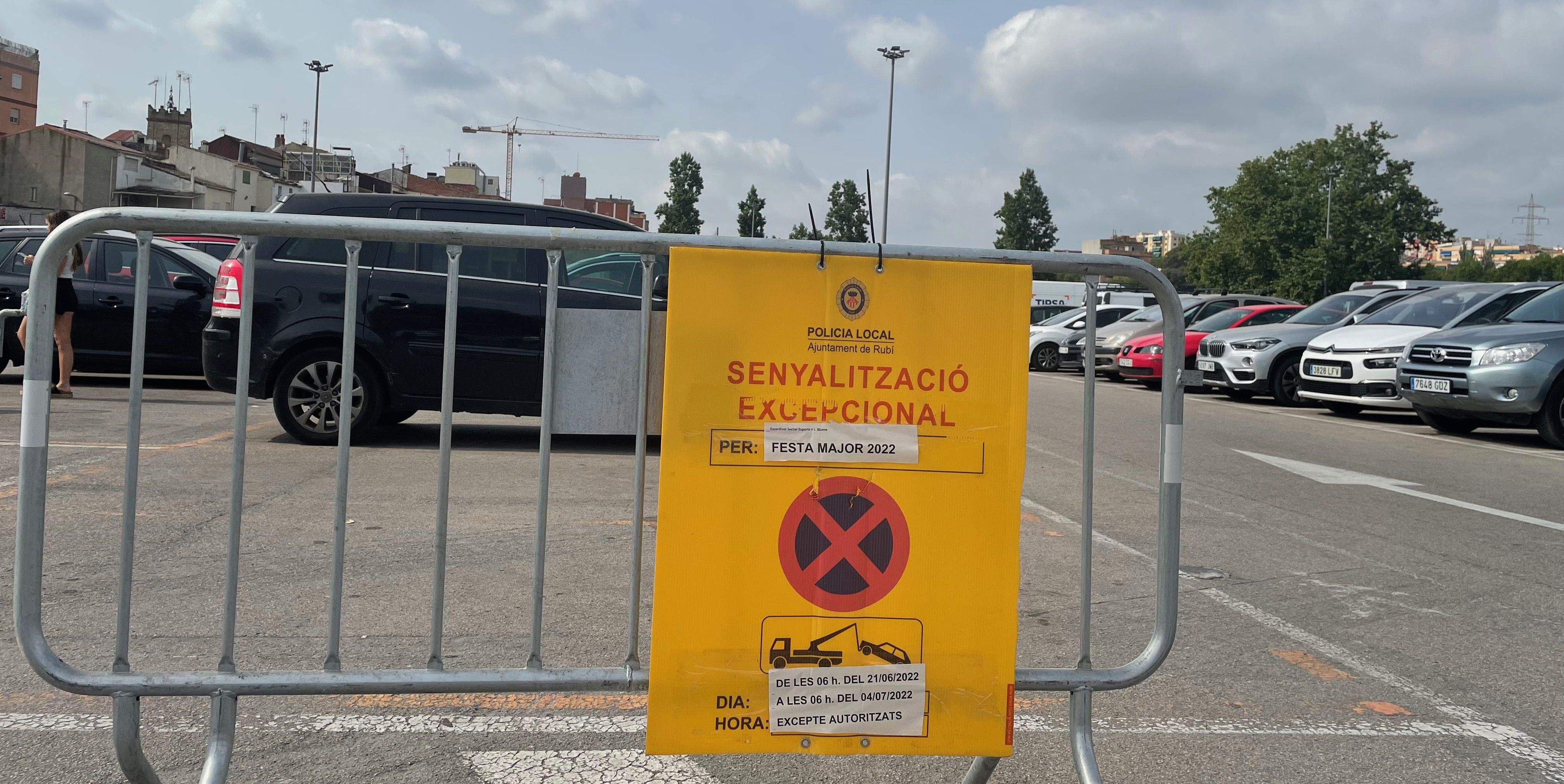 Tanques amb la prohibició d'aparcar durant Festa Major a l'Escardívol. FOTO: Redacció