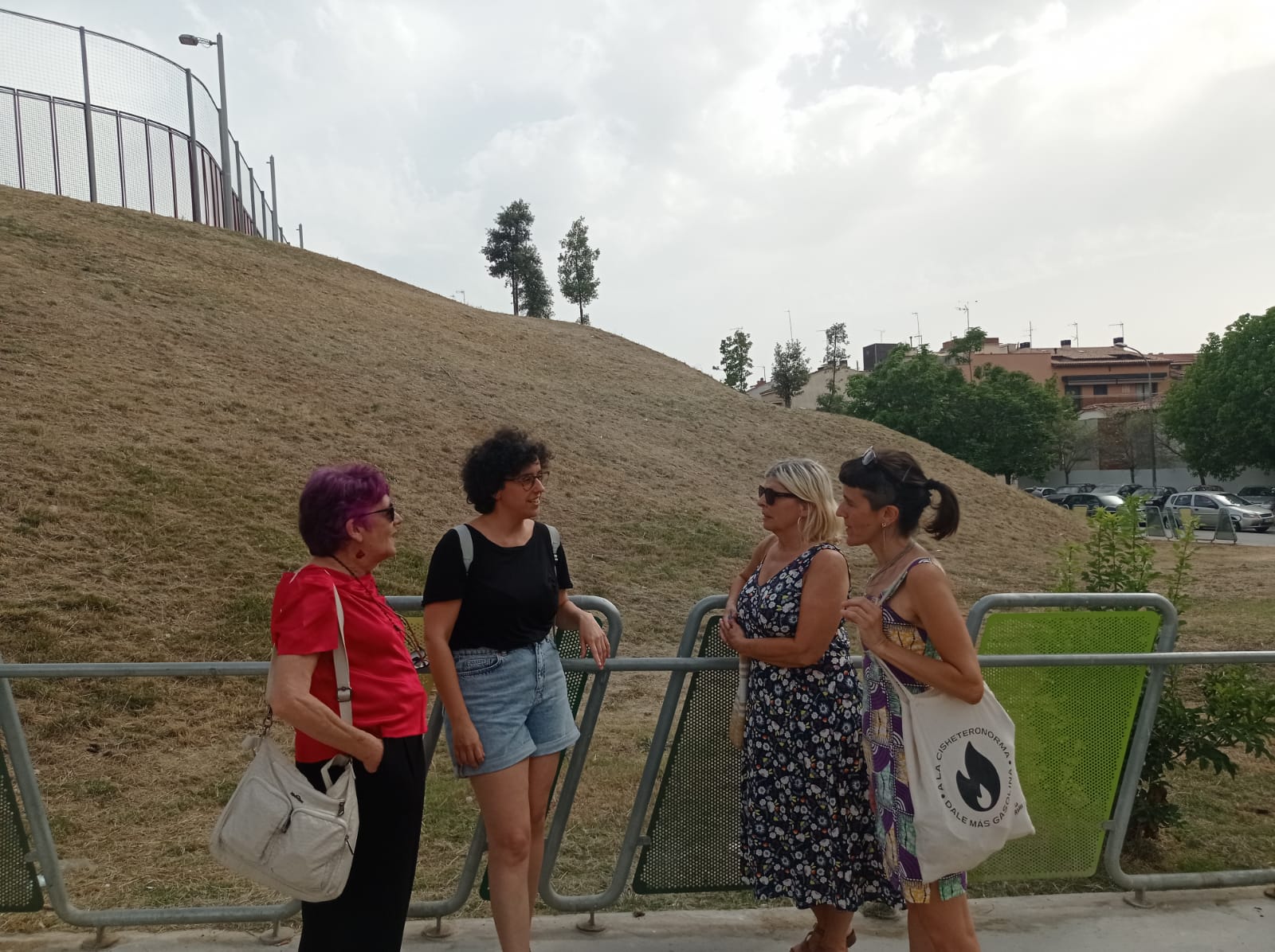 Membres de l'AUP al parc de la Serreta on han denunciat que és "un desert de formigó". FOTO: Cedida Membres de l'AUP al parc de la Serreta on han denunciat que és "un desert de formigó". FOTO: Cedida