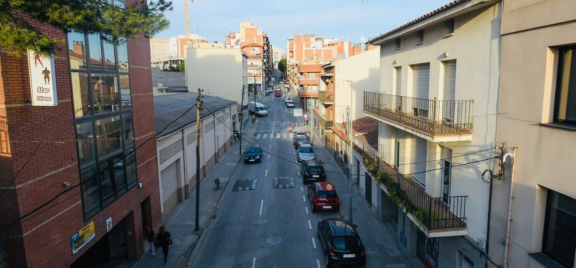 Els cables elèctrics del carrer Lourdes. FOTO: Ajuntament de Rubí