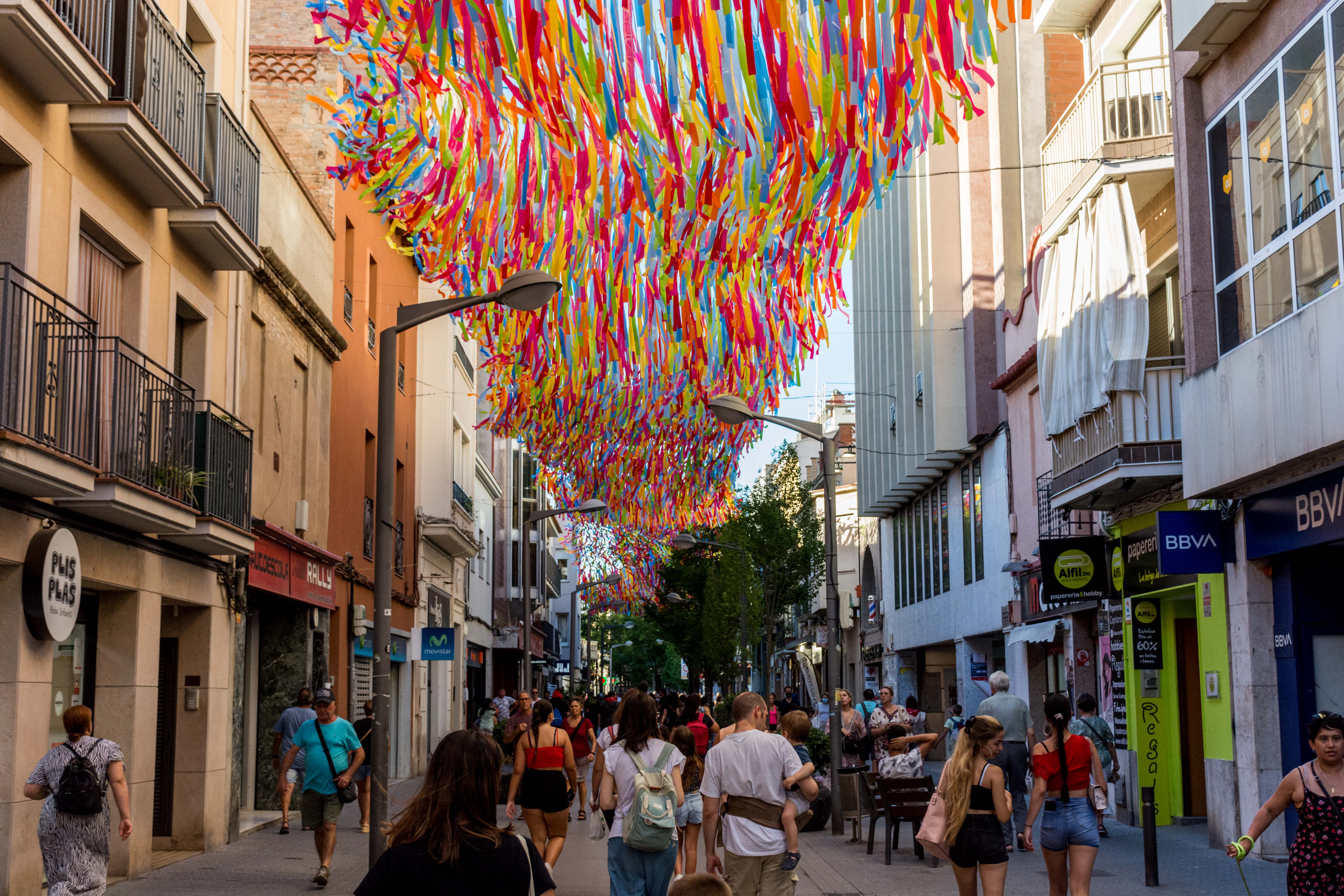 Tires de colors a l'illa de vianants mentre el seguici recorre els carrers durant el primer dia de Festa Major. FOTO: Carmelo Jiménez