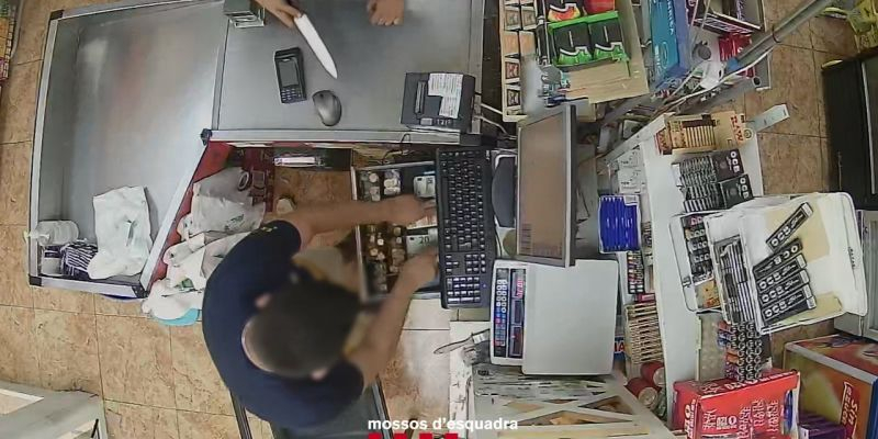 Un moment d'un dels atracaments en un establiment de Rubí. FOTO: Mossos d'Esquadra Un moment d'un dels atracaments en un establiment de Rubí. FOTO: Mossos d'Esquadra