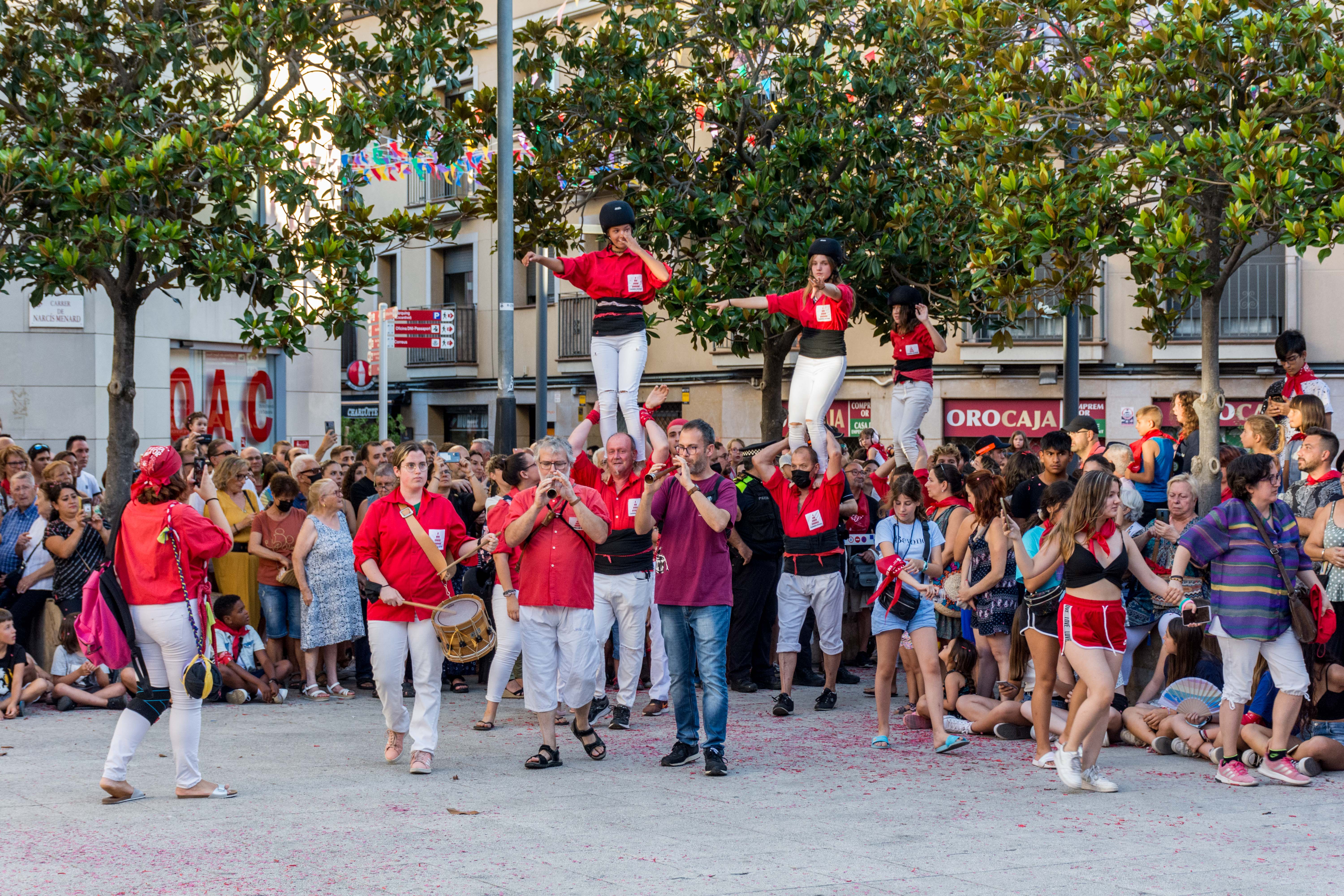 Nova campanya per apropar a la ciutadania a les Colles Castelleres. Els Castellers de Rubí el primer dia de Festa Major. FOTO: Carmelo Jiménez