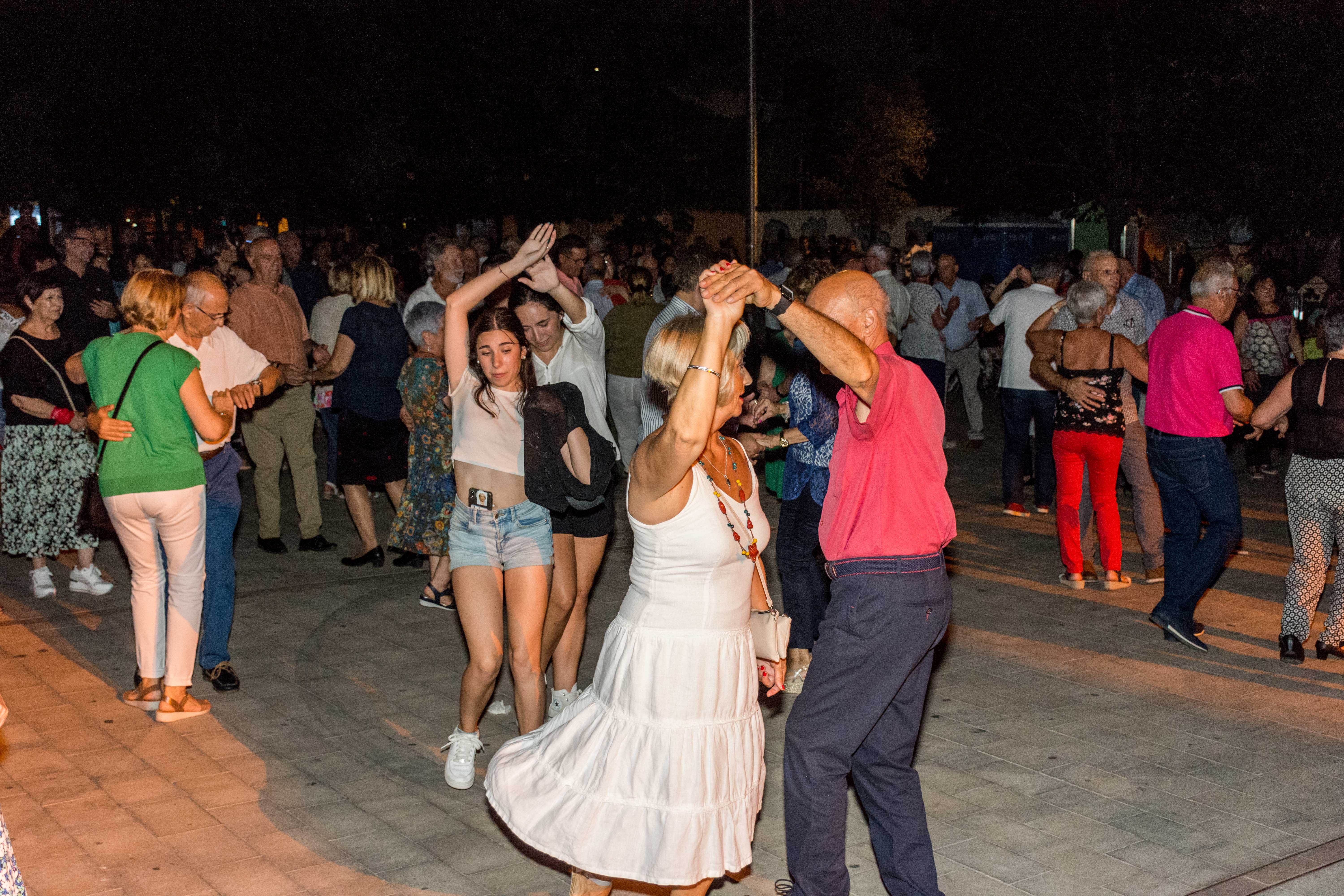 Ball d'envelat amb la Principal de la Bisbal a la plaça Dr. Guardiet. FOTO: Carmelo Jiménez