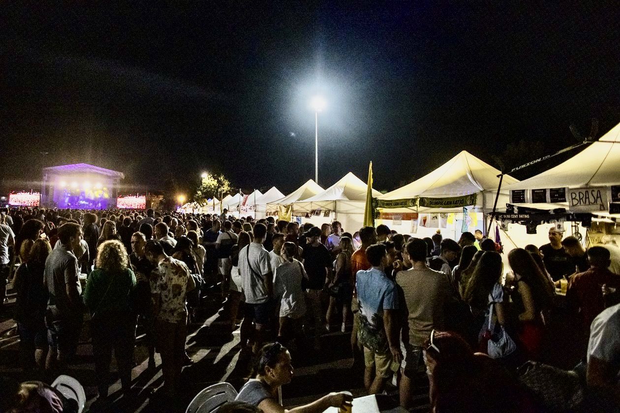 Persones als bars de l'Escardívol durant la Festa Major de la ciutat. FOTO: Ajuntament de Rubí – Lali Puig