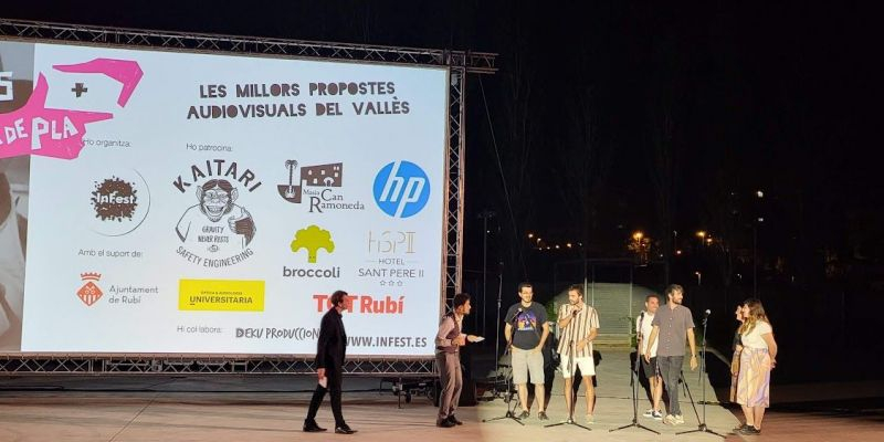 Els conductors de la gala, l'Imanol i l'Ignasi, conversant amb els directors dels curtmetratges finalistes. FOTO: Cedida