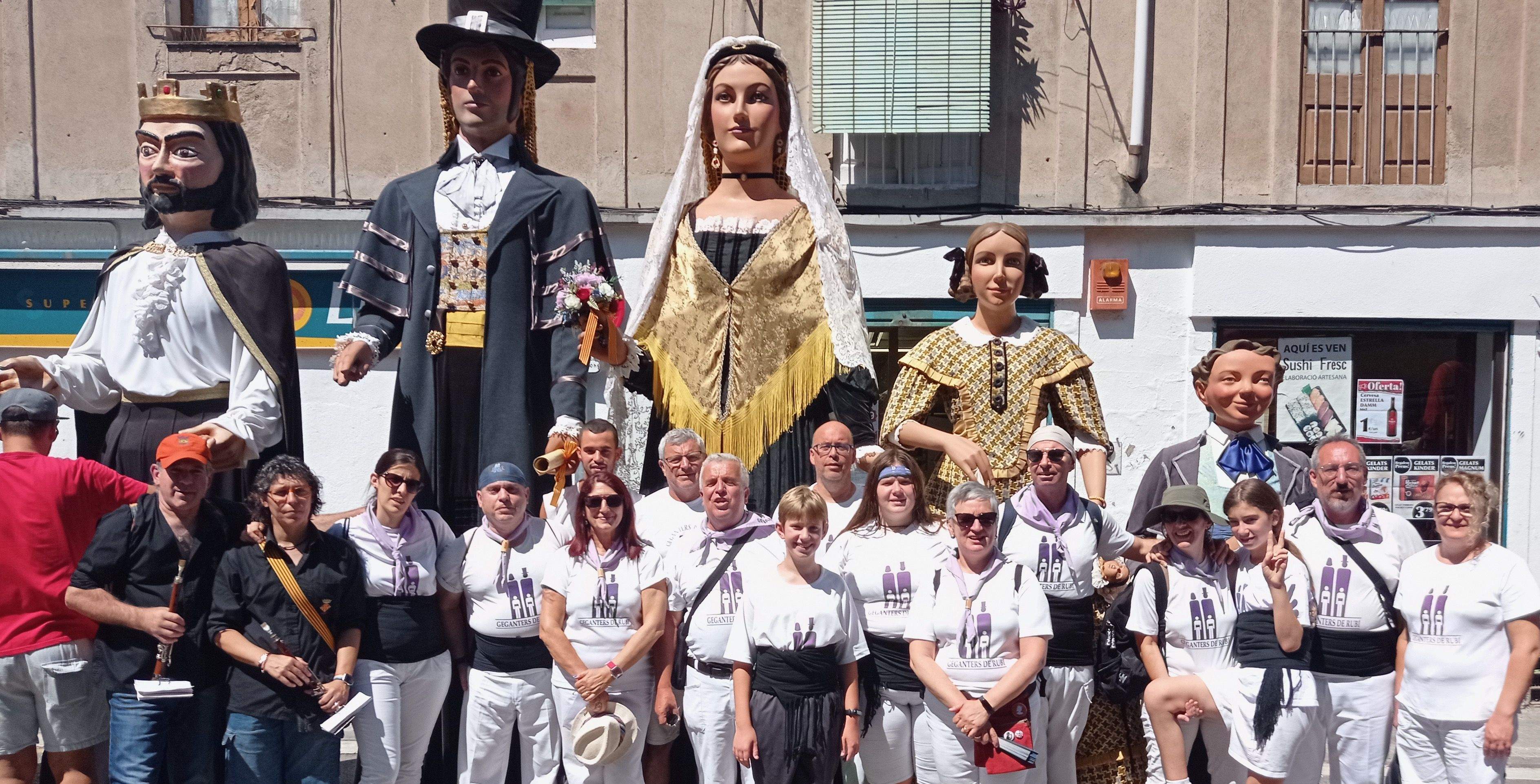 Els gegants Roc Paula, Laia i Galderic, juntament amb els membres geganters de la Colla de Geganters de Rubí, s'han desplaçat fins a la població de Sant Vicenç de Castellet. FOTO: Cedida