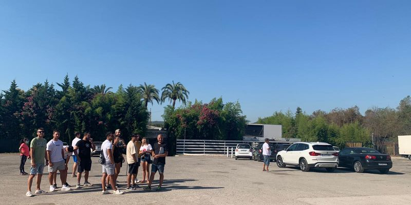 Treballadors de la discoteca aquest dijous al matí davant l'arribada de la comitiva judicial. FOTO: Redacció/TOT Sant Cugat Treballadors de la discoteca aquest dijous al matí davant l'arribada de la comitiva judicial. FOTO: Redacció/TOT Sant Cugat