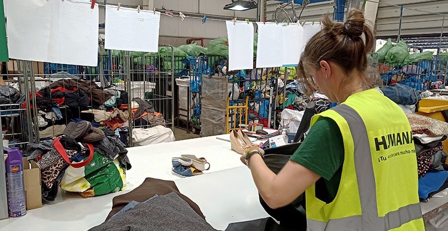 Una treballadora d'Humana classificant roba. FOTO: Cedida